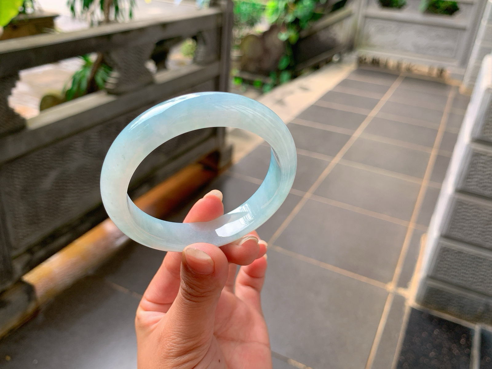 ｜56圈口
淡淡的底色，飘烟紫花，俏皮可爱，底妆冰润细腻，温柔姐姐的感觉，