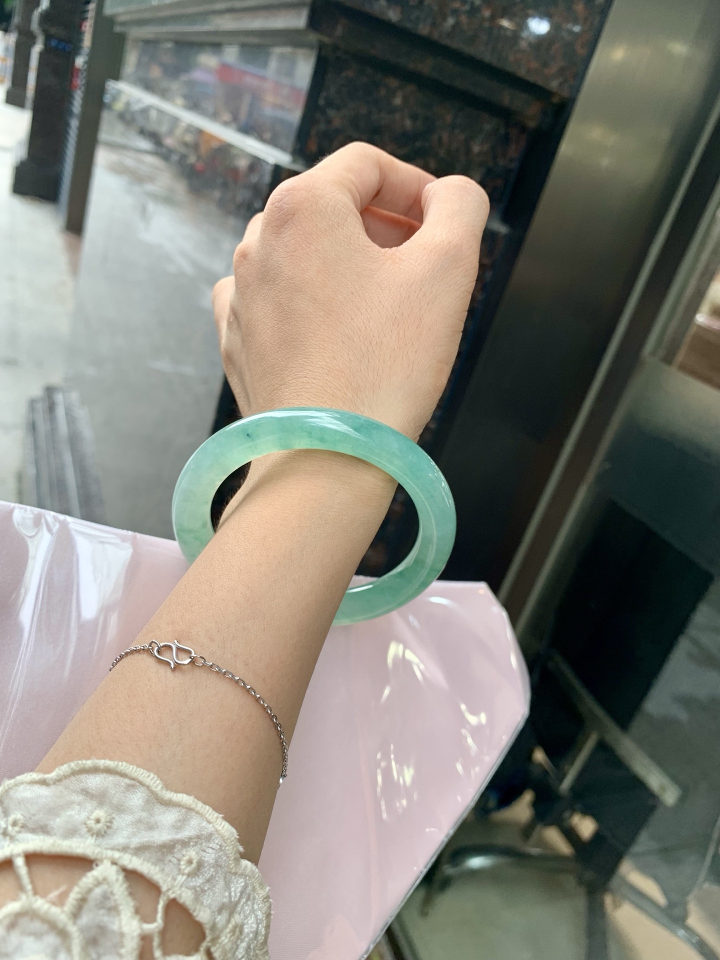 冰晴飘花圆条 55.3-9-10.2 0704-N1147 打灯细纹，底妆冰透胶润，冰晴底飘碎花，独特且直观的美，它的冰透细腻质地，成就了两种风格融合下最原始神秘气质