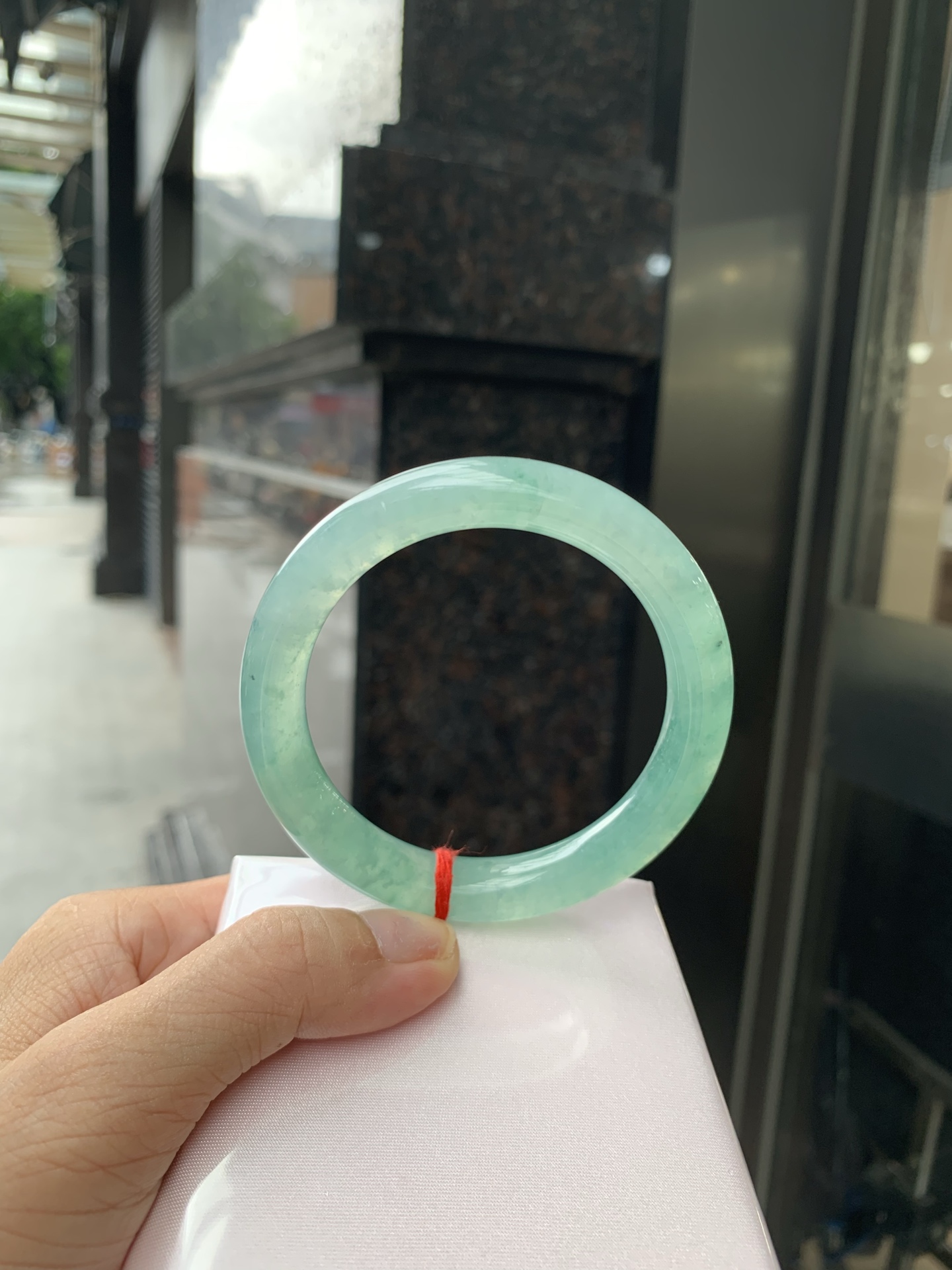 冰晴飘花圆条 55.3-9-10.2 0704-N1147 打灯细纹，底妆冰透胶润，冰晴底飘碎花，独特且直观的美，它的冰透细腻质地，成就了两种风格融合下最原始神秘气质