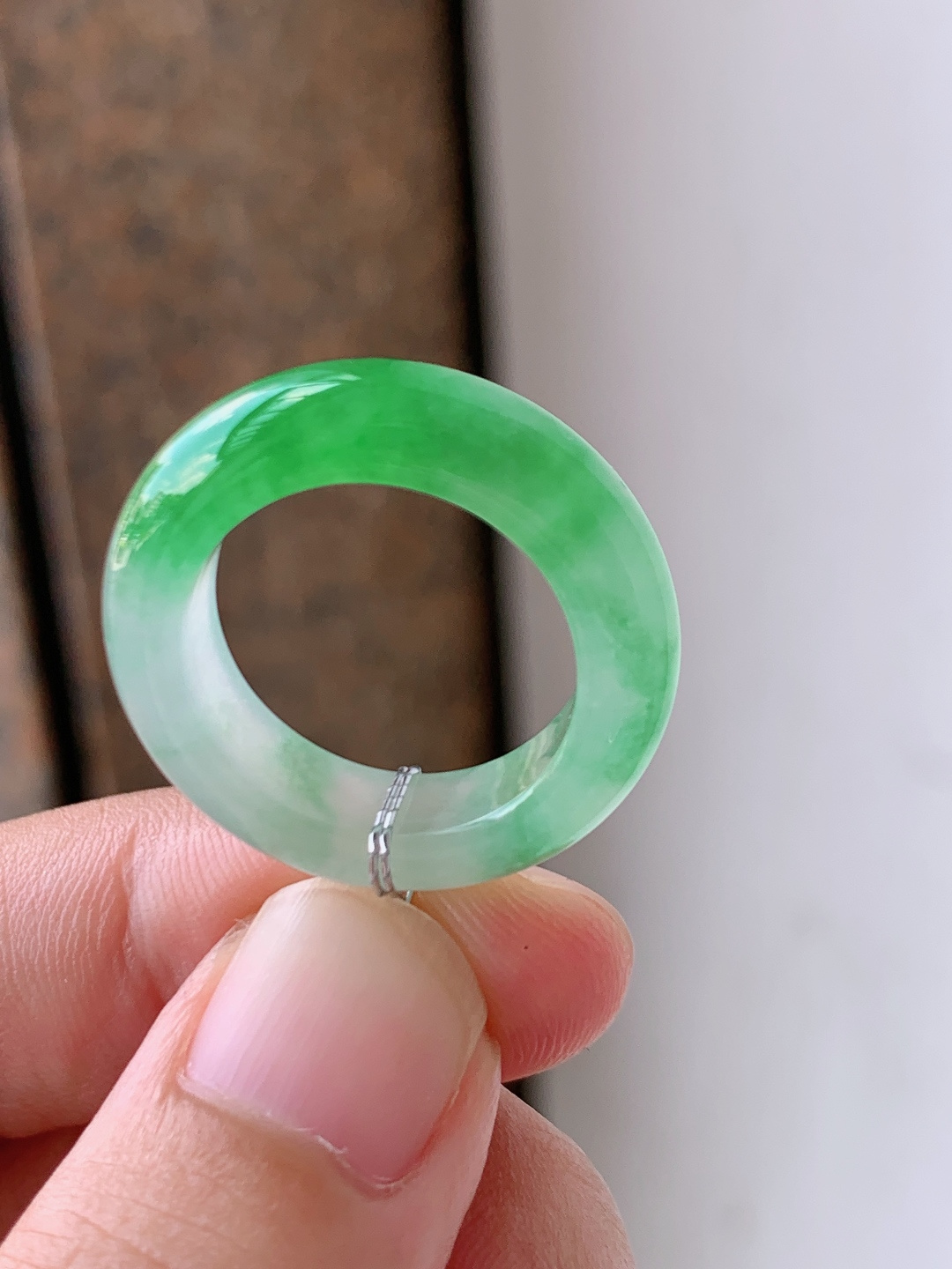正阳绿戒圈，翠色浓艳，一半冰润一半辣绿，贵气夺目。裸石25.5-5.8圈口14 010630