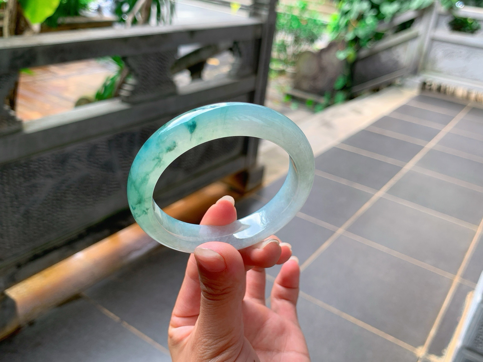 ｜55圈口
冰飘花翡翠手镯，绿丝丝花灵动飘逸，水汪汪的，清透自然，
