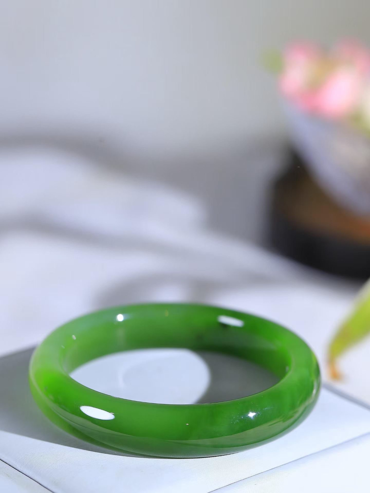 （一见倾心.手镯）

精品️和田玉碧玉手镯，玉质温润细腻 油性十足 手感舒适，高华雅逸，线条流畅，