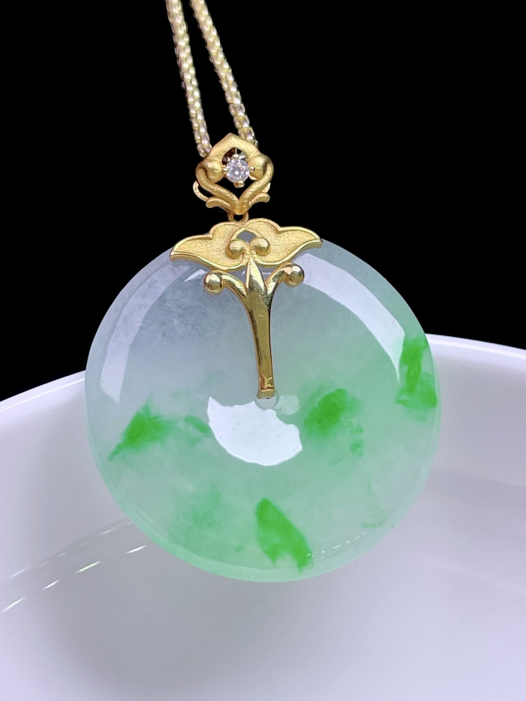 冰飘绿花平安扣 花色灵动，种老水润，18k金镶嵌 整体：33 裸石：26.3/4.2