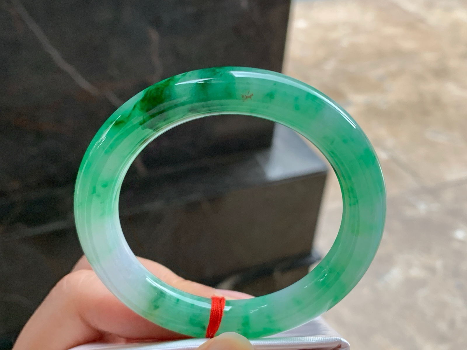 54-10.5
绿色圆条手镯^_^色阳