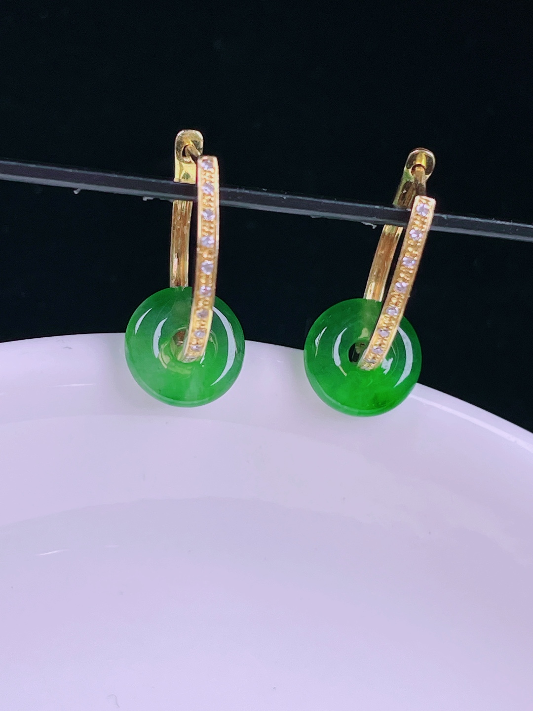 冰绿耳坠，老种起光 ，细底通透，尺寸：裸石8/2.5mm0704