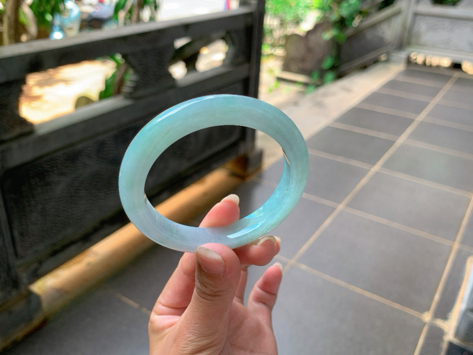 ｜56圈口
蓝晴底翡翠手镯，清新脱俗，简约而不失时尚