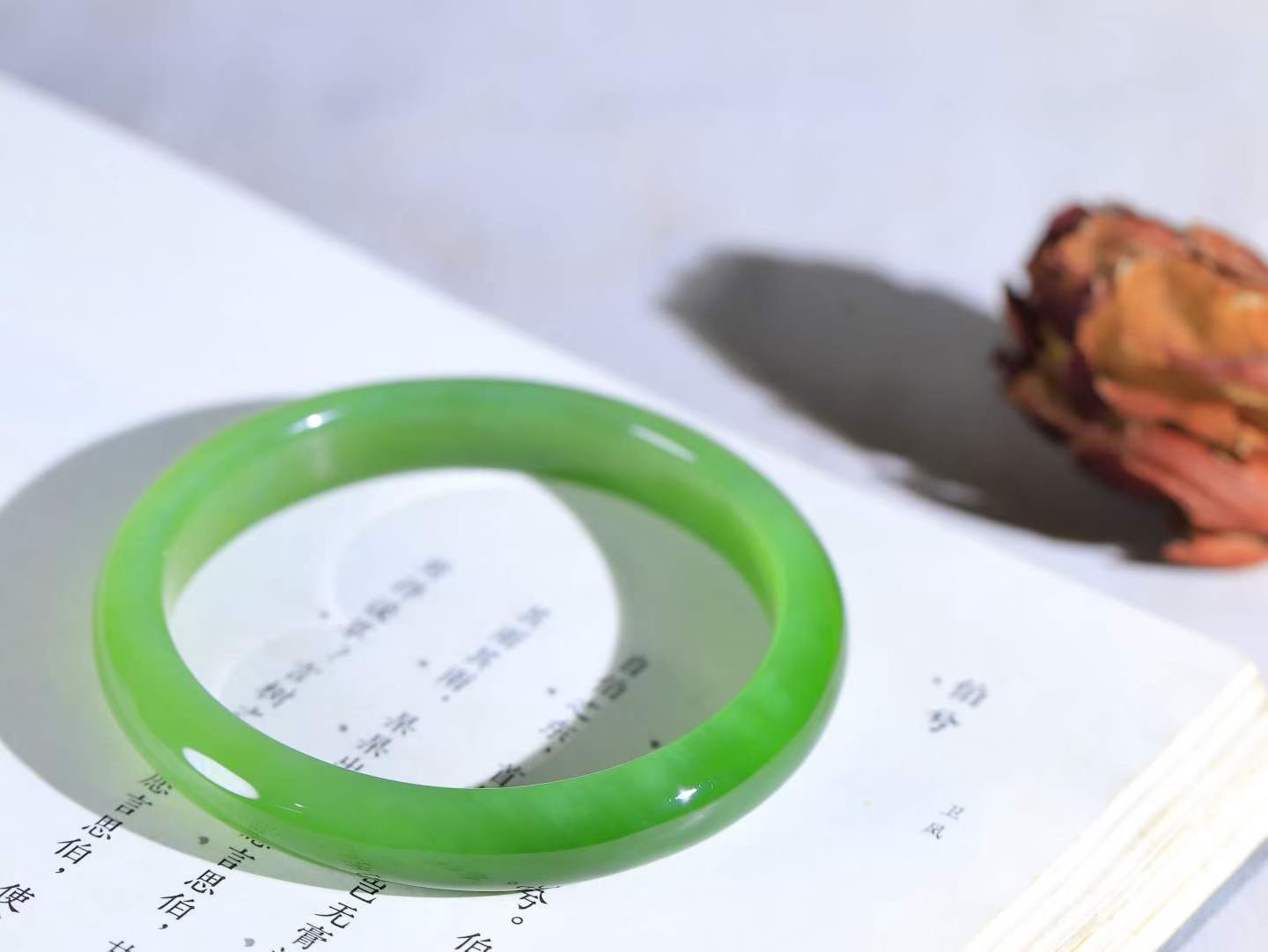 【温润如心.镯】

收藏级臻品和田玉碧玉手镯，精选上等碧玉料，色泽清透，质地细腻。佩戴它，感受千年玉文化的温润与优雅，愿它为您带来平安与幸福。重38.52克  内径58mm尺寸10.3-7.4mm  10602011A
