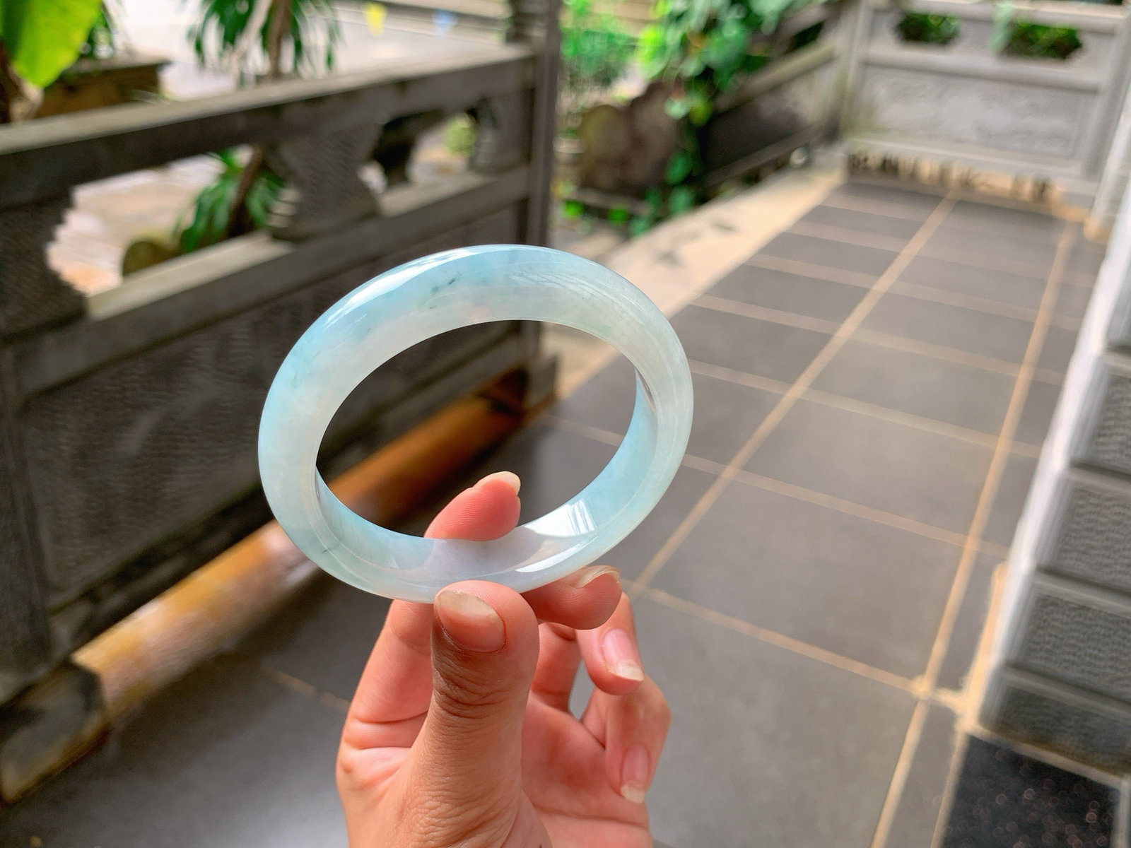 ｜56圈口
淡淡的底色，飘烟紫花，俏皮可爱，底妆冰润细腻，温柔姐姐的感觉，
