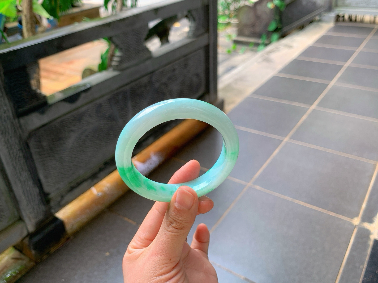 ｜57圈口
阳绿飘花翡翠镯
冰润清透的底色，一抹正阳绿明艳灵动
浓淡相宜，灵气十足，上手显贵气又雅致，