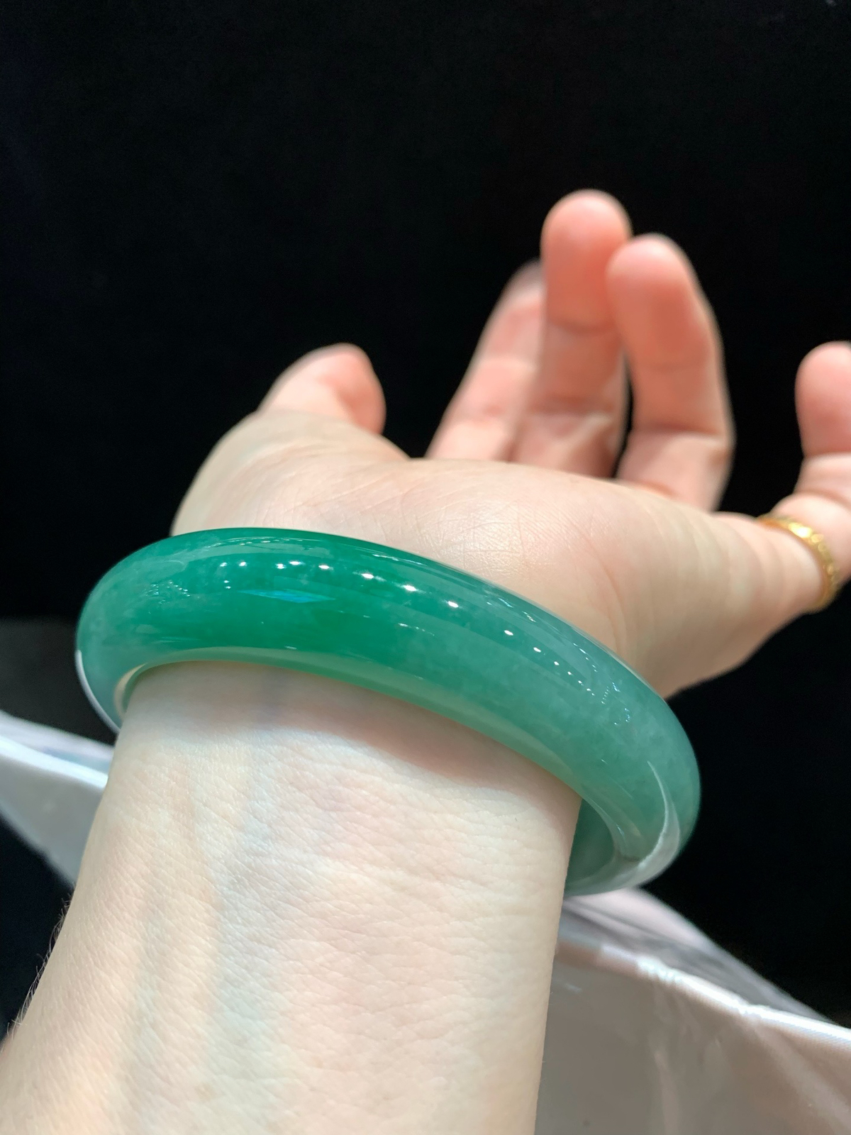 尺寸58.4/13.5/8.6，油绿手镯
冰透水润细腻 清新甜美