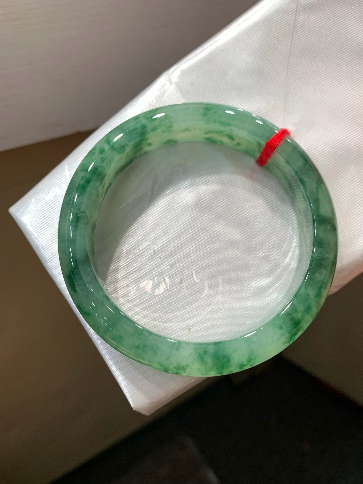 尺寸56.4/12.2/8.7，冰种飘花手镯，冰透水润细腻，种水好，古色古香