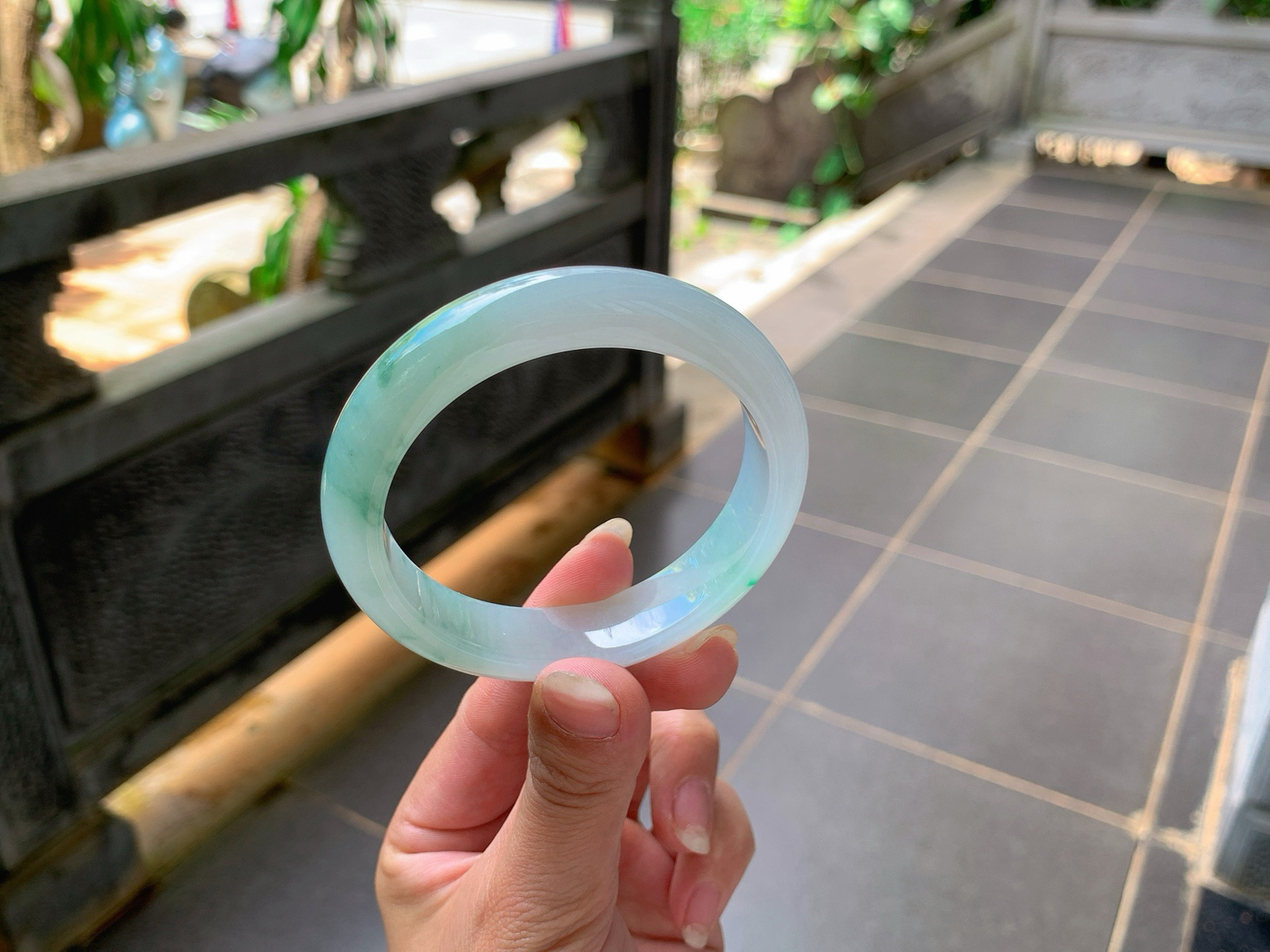 ｜55圈口
冰飘花翡翠手镯，绿花灵动飘逸，附带一抹金丝绿，更显娇俏动人，底妆冰冰透透胶胶的