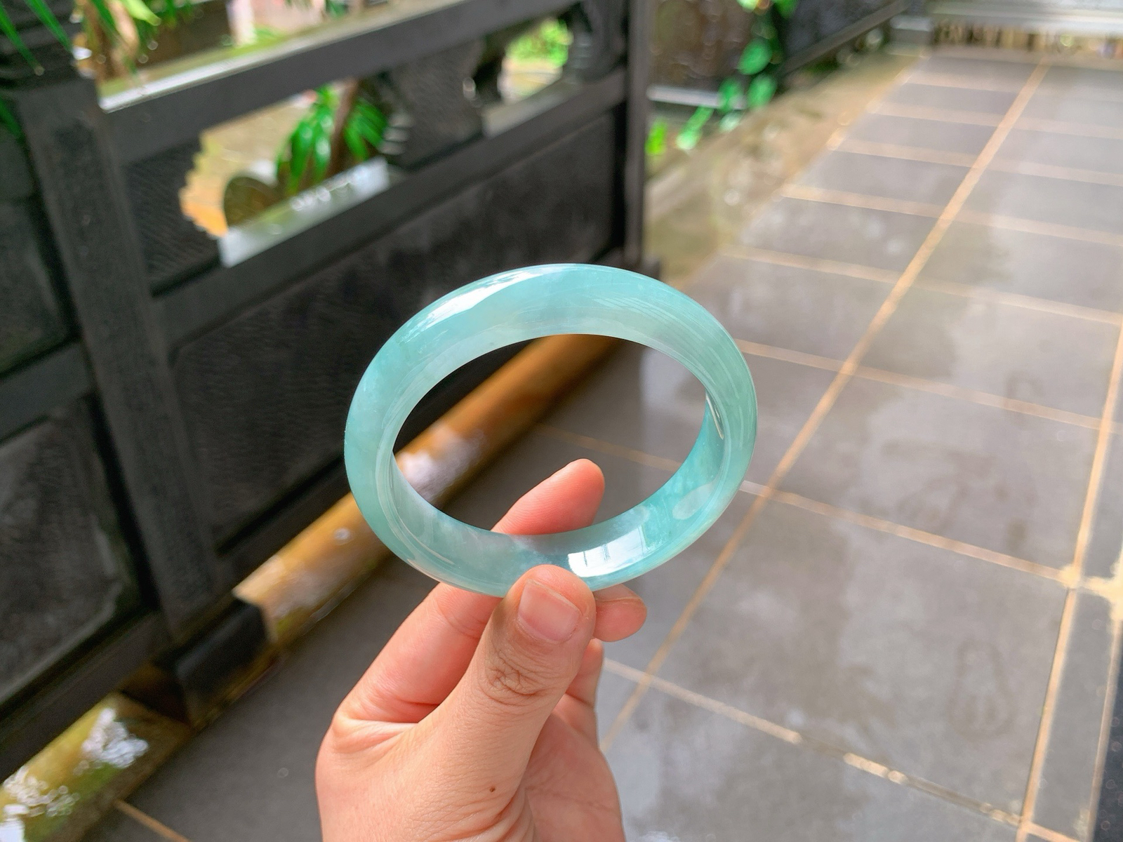 🪻｜57圈口
冰蓝水翡翠镯
满圈均匀柔润的湖水蓝胶感十足，自然光下清冽透亮