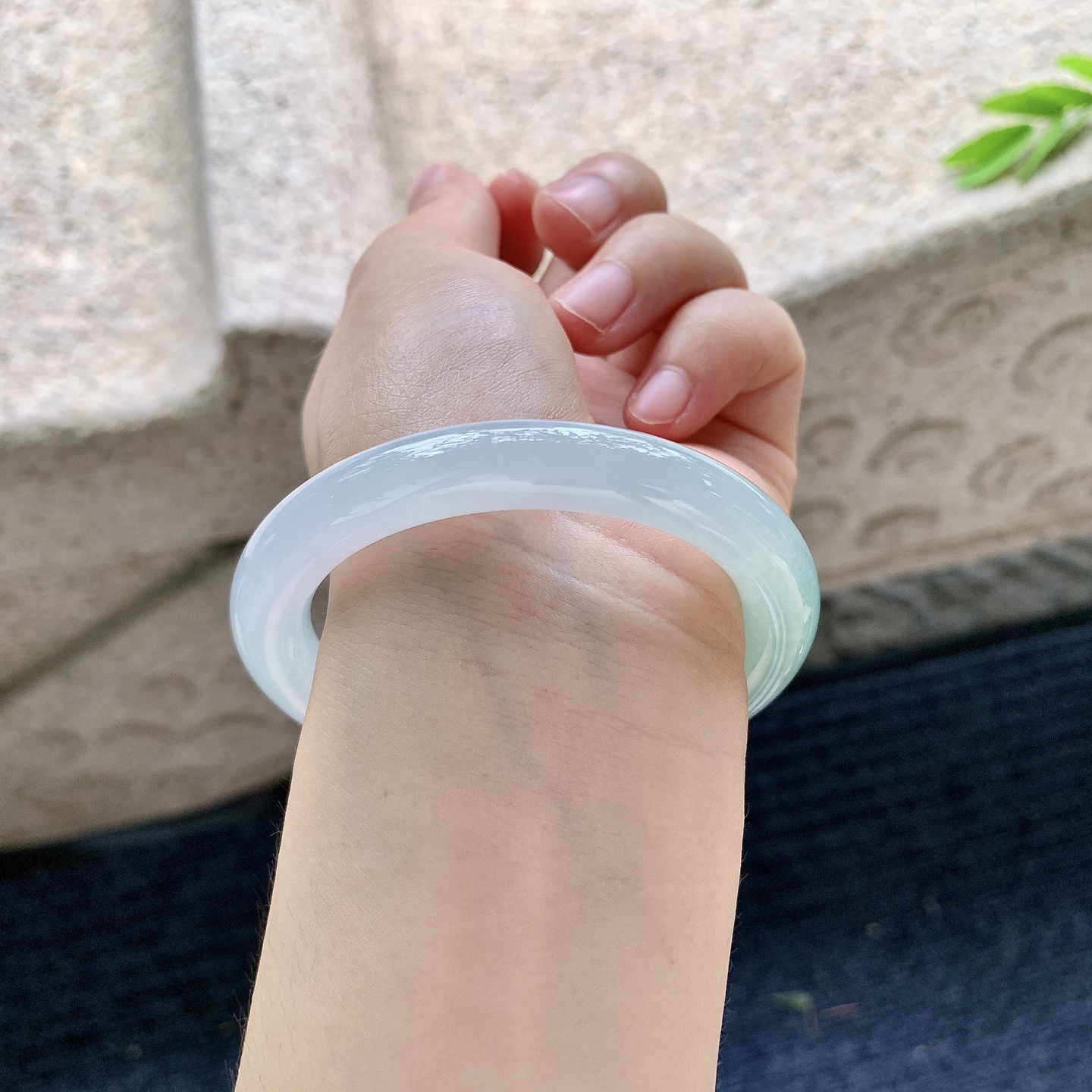 圆条52 53 【圈口】53.5/9.3/9 【编码】AD070501 【描述】细糯飘绿，水润，种老，细腻，无裂