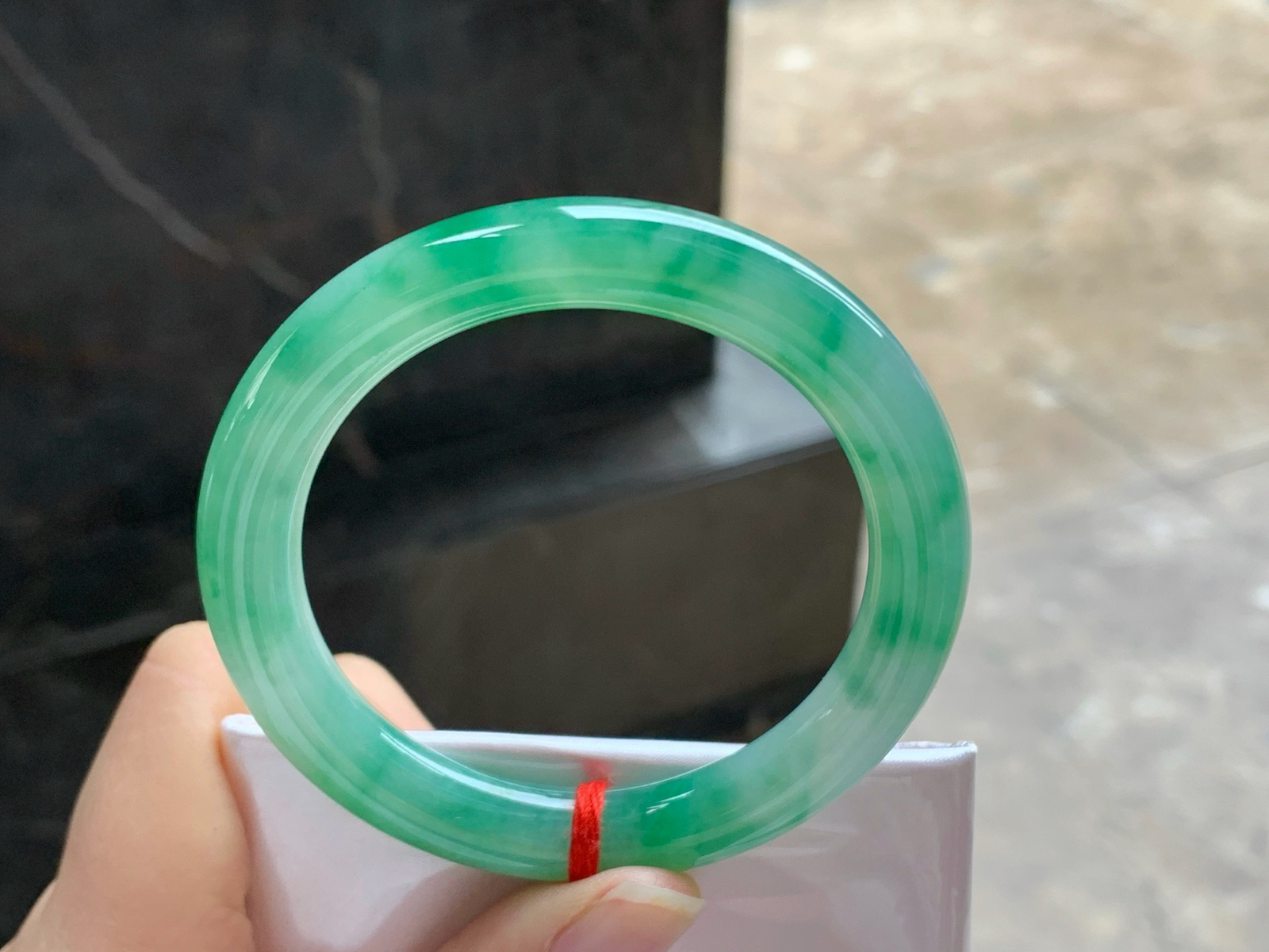 50.5-8.9
绿花圆条手镯^_^颜色好看 细腻