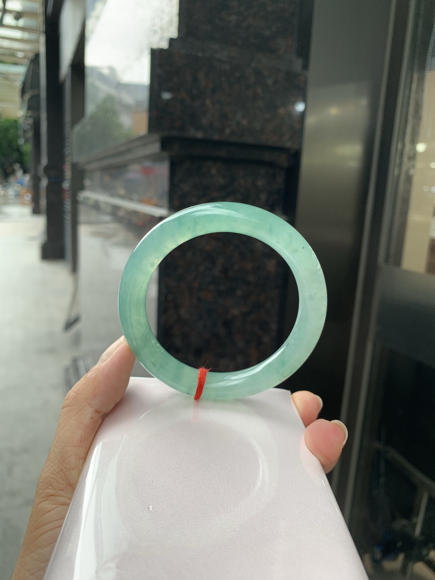 冰晴飘花圆条 55.3-9-10.2 0704-N1147 打灯细纹，底妆冰透胶润，冰晴底飘碎花，独特且直观的美，它的冰透细腻质地，成就了两种风格融合下最原始神秘气质