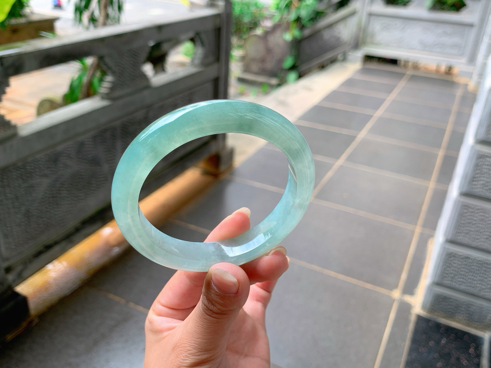 ｜60圈口
冰晴底，质地轻盈，水汪汪的，像平静的湖水，静谧宁和，