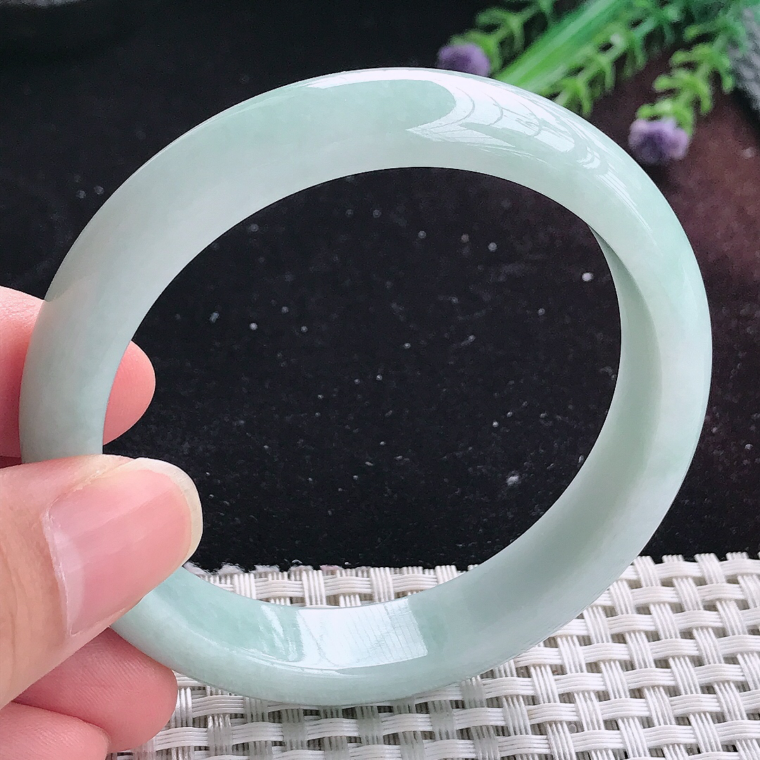 实拍A货翡翠57.5/13/7.6老坑秀气温润浅绿色手镯平安镯平安镯