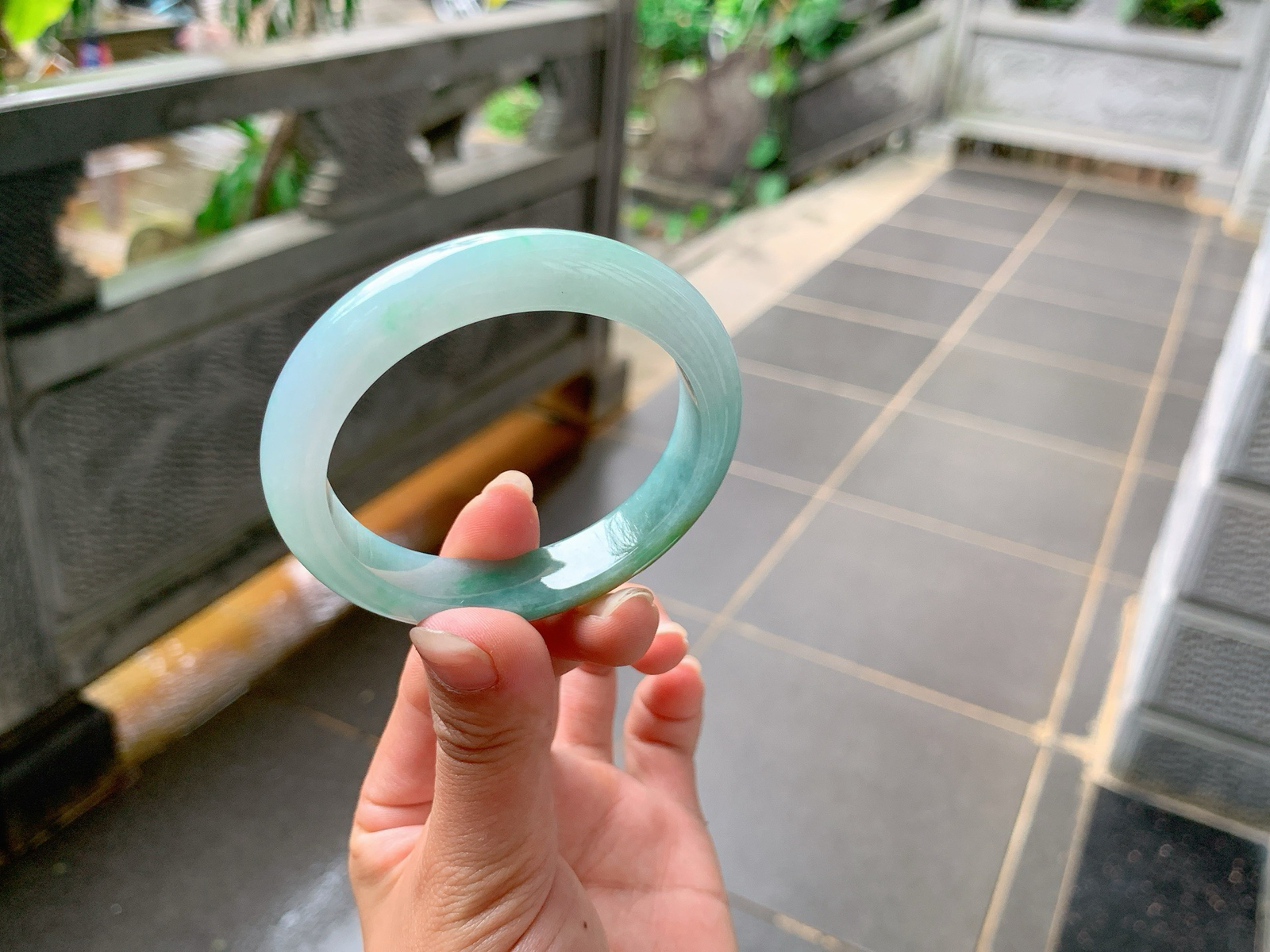 ｜51圈口
黄加绿翡翠手镯，飘金丝绿花，底妆冰润细腻，色泽独特明亮，