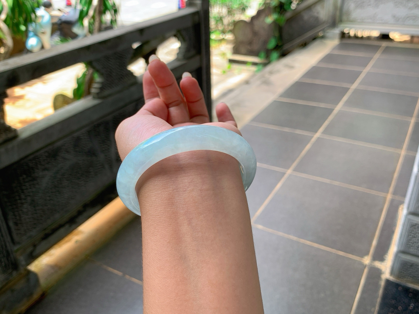 ｜58圈口
晴底偏甜色系翡翠手镯，底色素雅，虽然有点棉感，但是种水真的没得说，很有调性