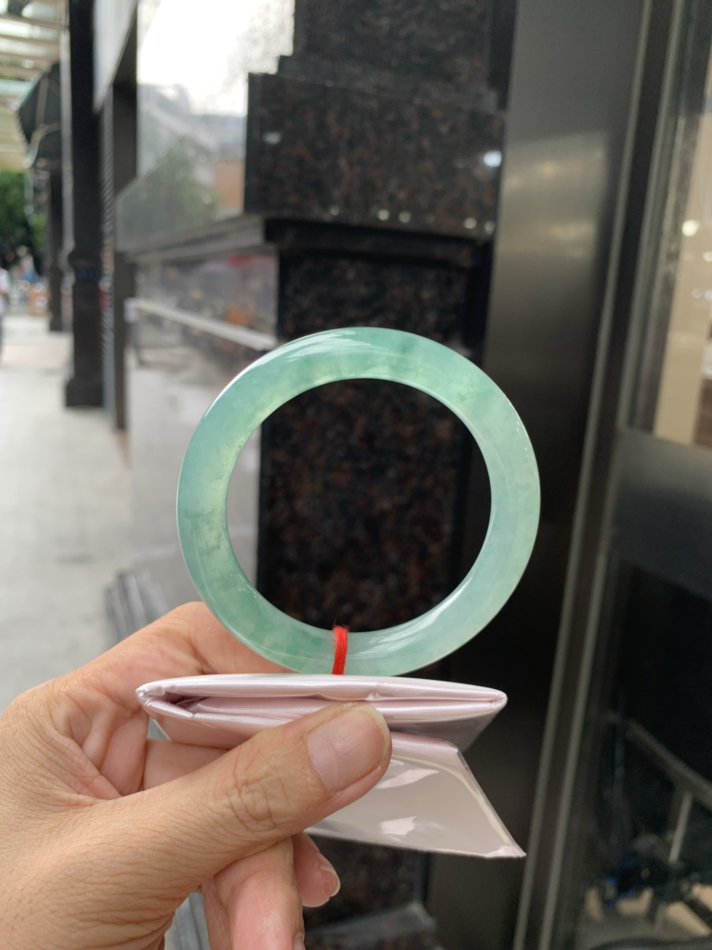 冰晴飘花圆条 55.3-9-10.2 0704-N1147 打灯细纹，底妆冰透胶润，冰晴底飘碎花，独特且直观的美，它的冰透细腻质地，成就了两种风格融合下最原始神秘气质