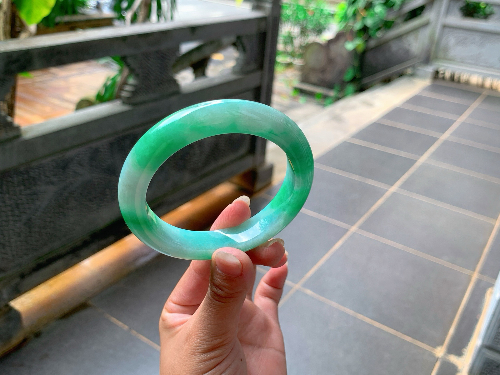 ⭕️｜59圈口
满色辣阳绿，超级抢眼，满满的贵气感，端庄大气，气质满满的，