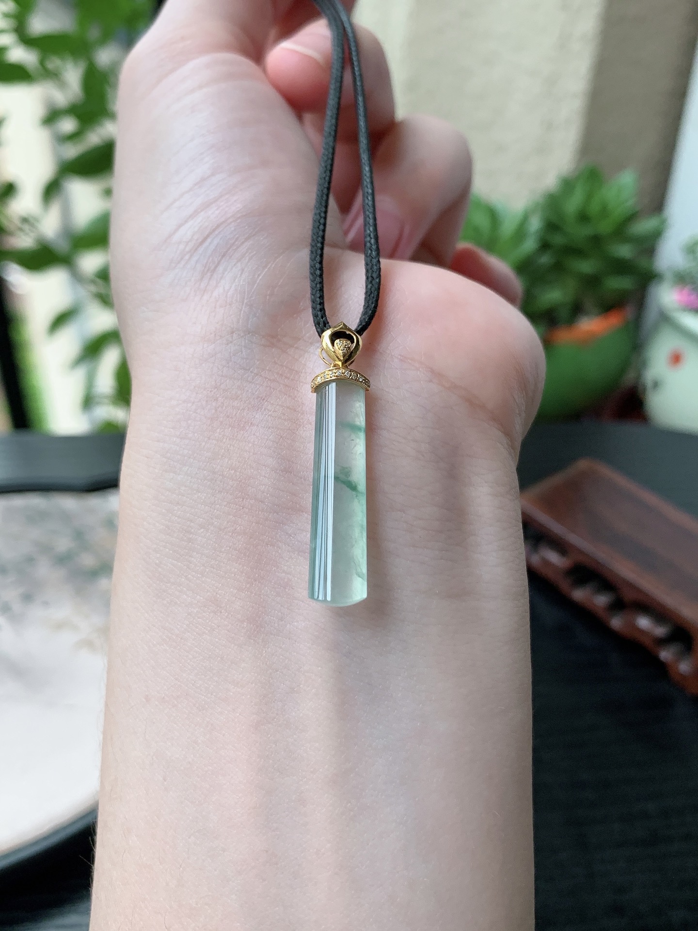 18k金镶嵌老坑冰种胶感飘花无事牌吊坠 裸石尺寸:28.3-6.8-4mm