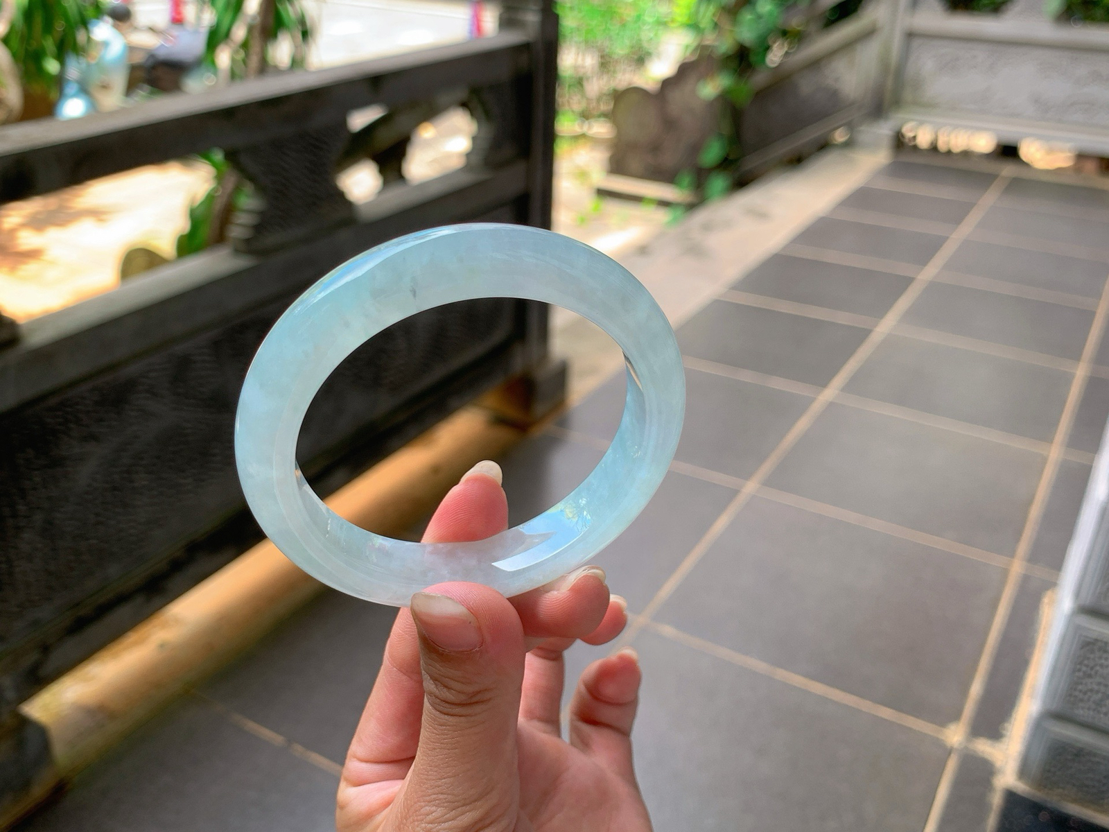 ｜58圈口
晴底偏甜色系翡翠手镯，底色素雅，虽然有点棉感，但是种水真的没得说，很有调性