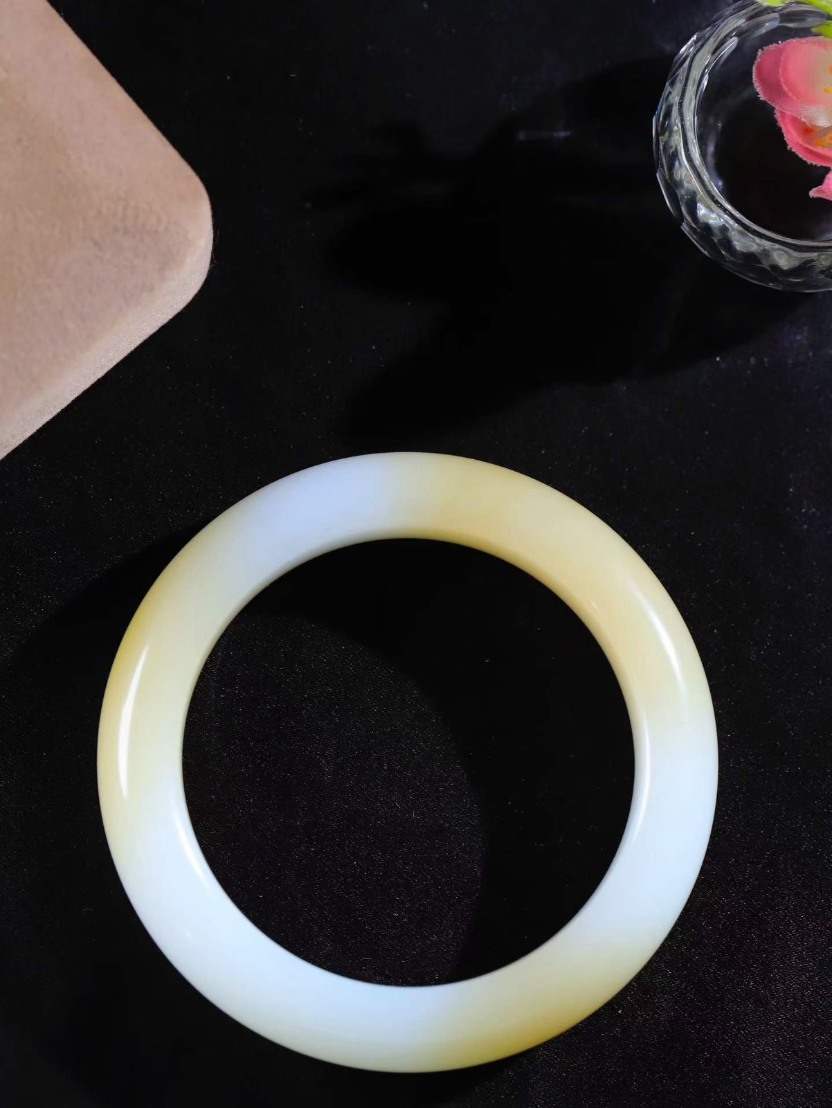 【暖玉生香·手镯】

收藏级臻品和田玉糖白玉手镯，质地油润细腻，色泽高贵典雅，镯型古朴典雅。在诗情画意的雨巷相遇，你是我腕间的一抹风情，有你眸有深情，清风荡漾湖间静水，我愿俯身低眉，在烟波涟漪处，寻你深情倩影。内径57.5mm尺寸14.8-10.6mm重83.46克fDy-1870414
