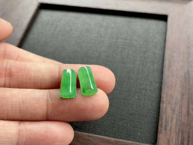 冰绿马鞍翡翠耳钉料一对尺寸：11.4×6×3.5/11.4×6.1×3.8
