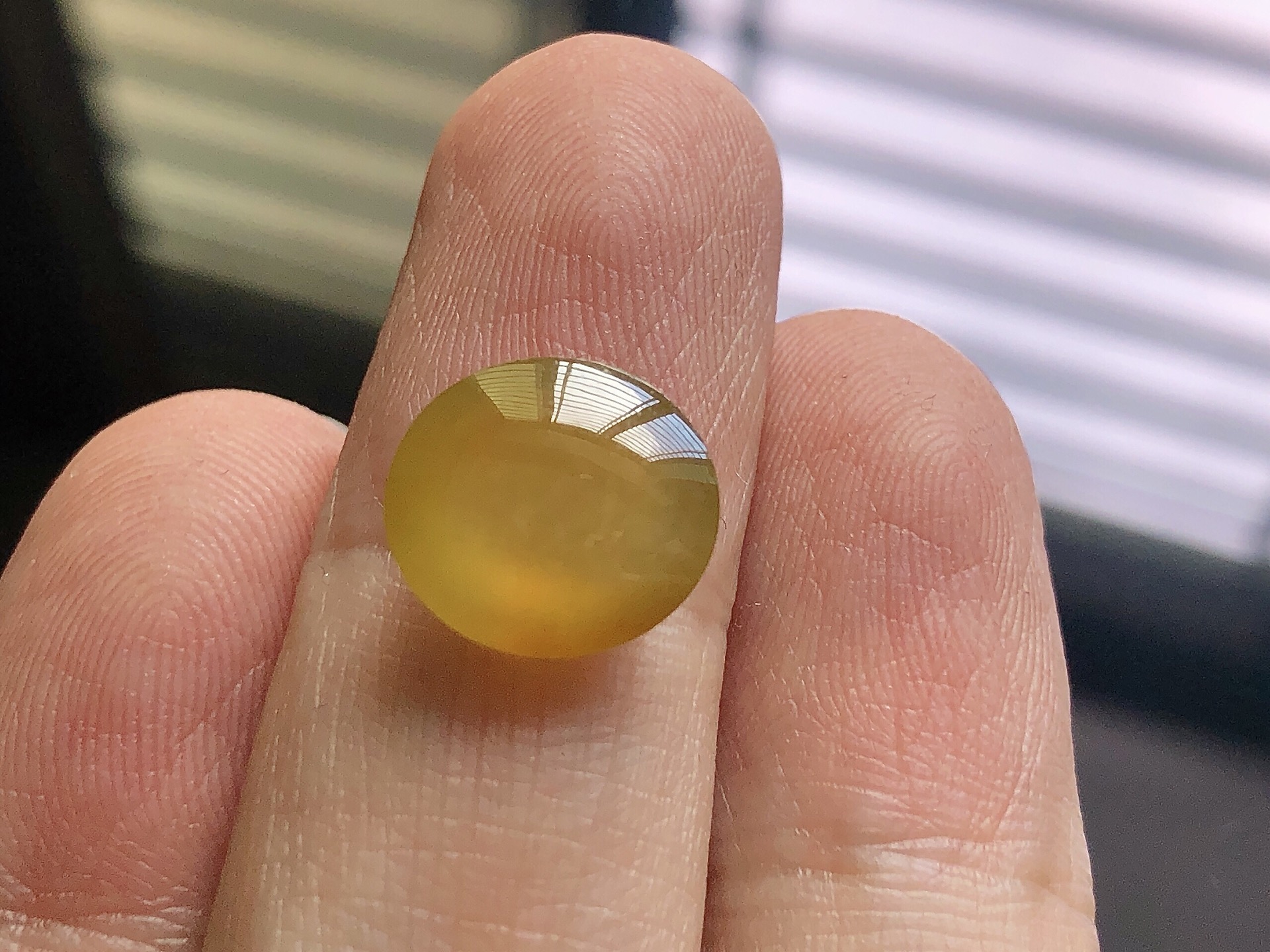 ️ 黄翡蛋面， 色泽极美，通透水润，玉质细腻，夺目迷人，镶嵌效果，品相，无裂，尺寸15.8*11.1*5.5