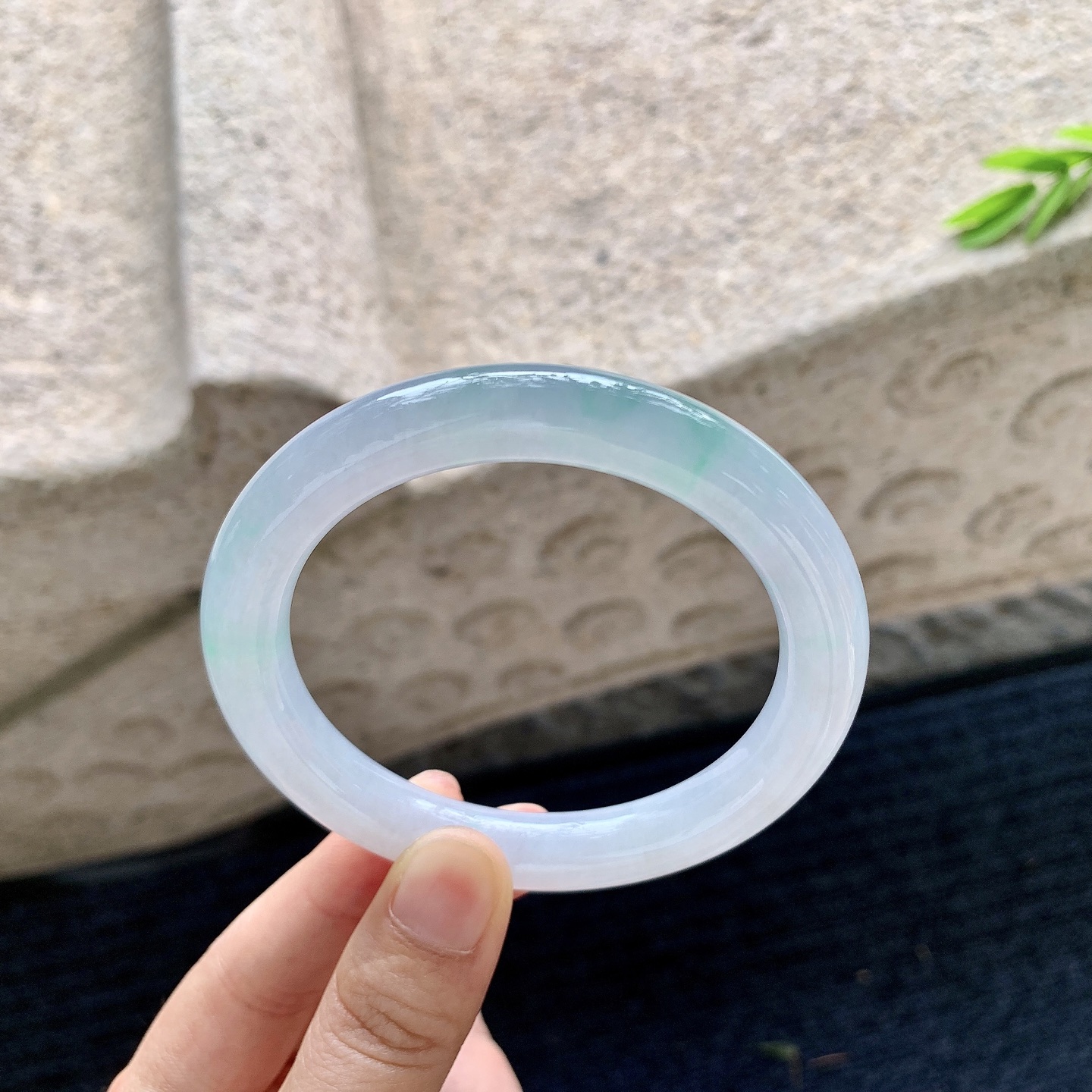 圆条57 58【圈口】58.3/10/10【编码】AD070547【描述】糯冰春彩，水润，种老，细腻，无裂