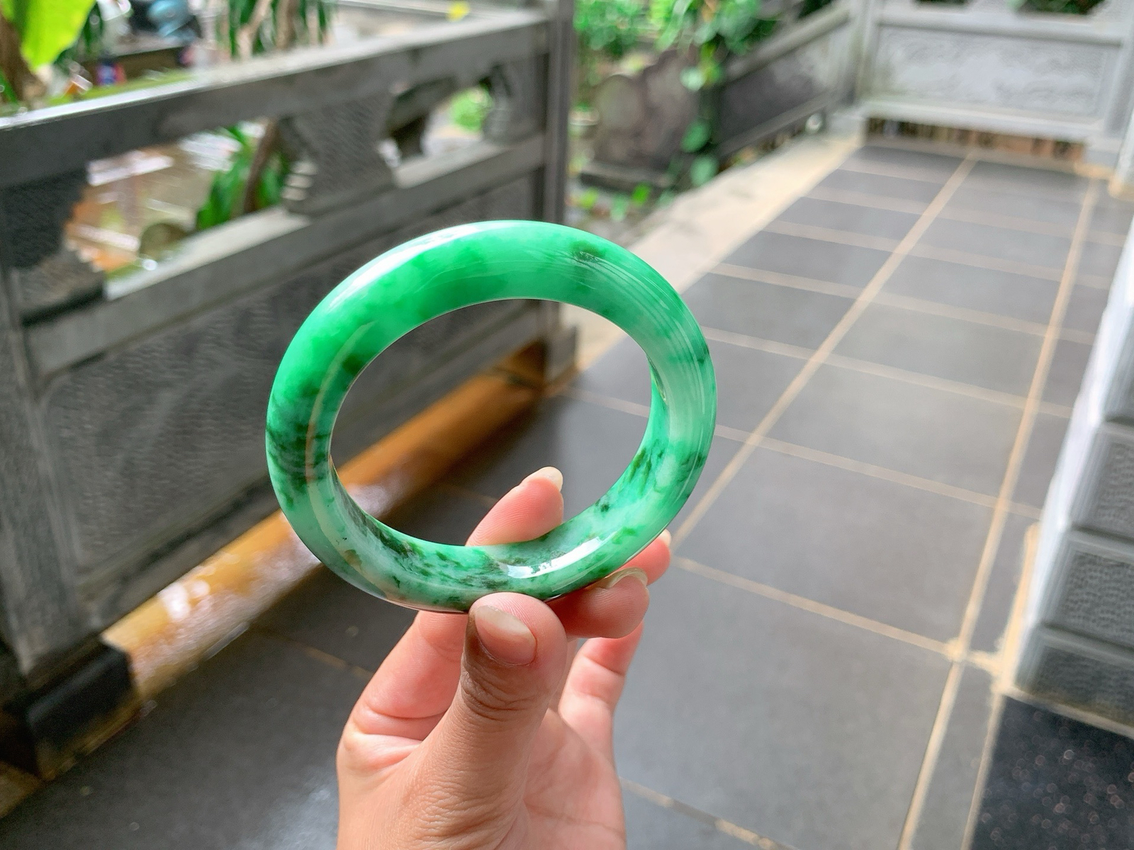 ｜58圈口
满色藓加绿手镯，色浓色辣，上手非常的抢眼，特别贵气，花色飘逸的意境感十足，
