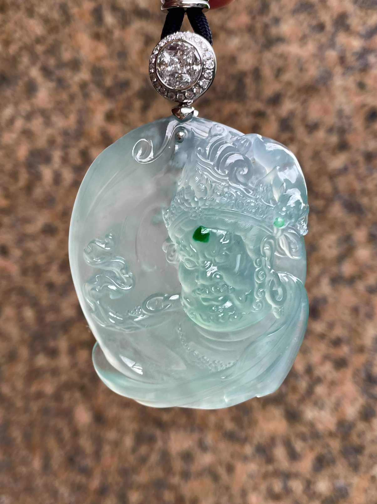 【冰种天空蓝黄财神】名师工艺，辣绿色锦上添花，名师工艺，珍藏品质。很厚装很大件，颜色浓郁纯正。18k金钻镶嵌，裸石尺寸53.8*44.2*13.8毫米
