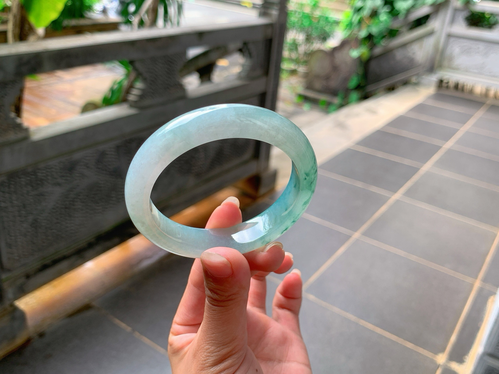 ｜55圈口
冰飘花翡翠手镯，绿丝丝花灵动飘逸，水汪汪的，清透自然，