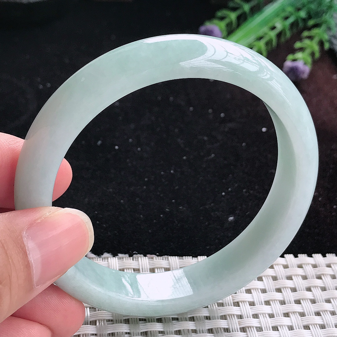 实拍A货翡翠57.5/13/7.6老坑秀气温润浅绿色手镯平安镯平安镯