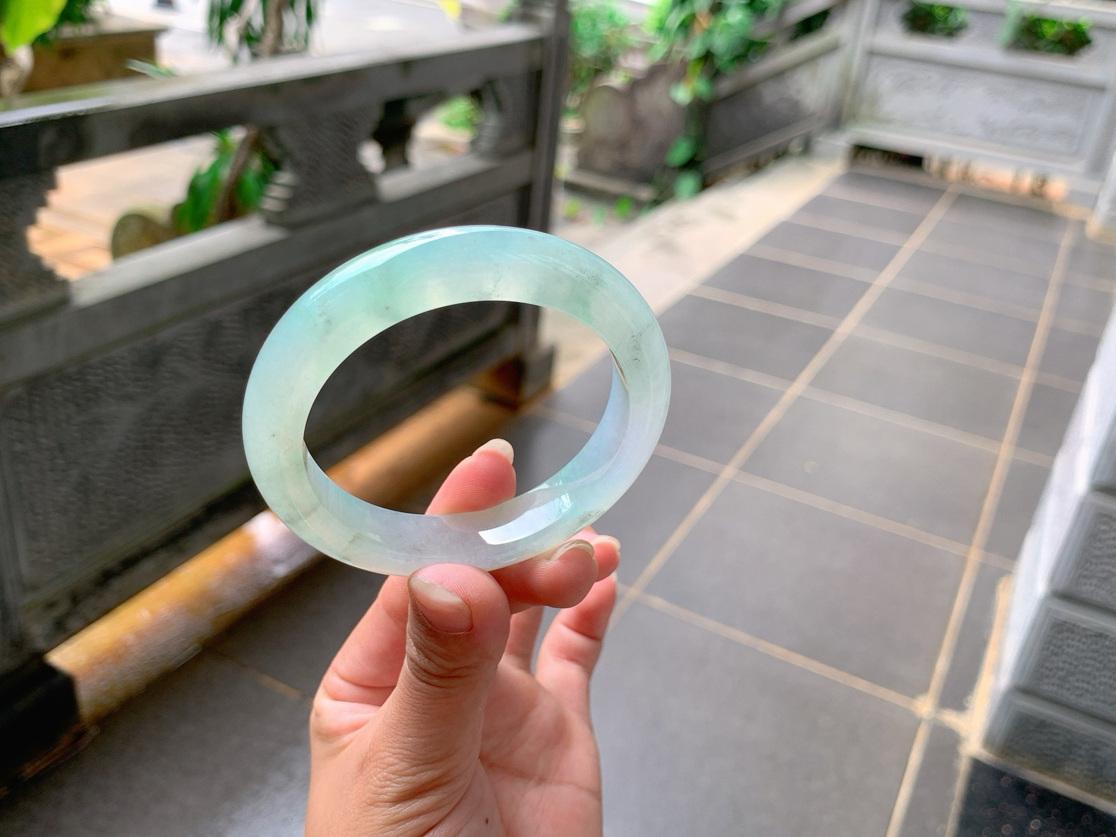 ｜54圈口
冰晴底，飘金丝绿，种老胶透，附带着乌鸡花