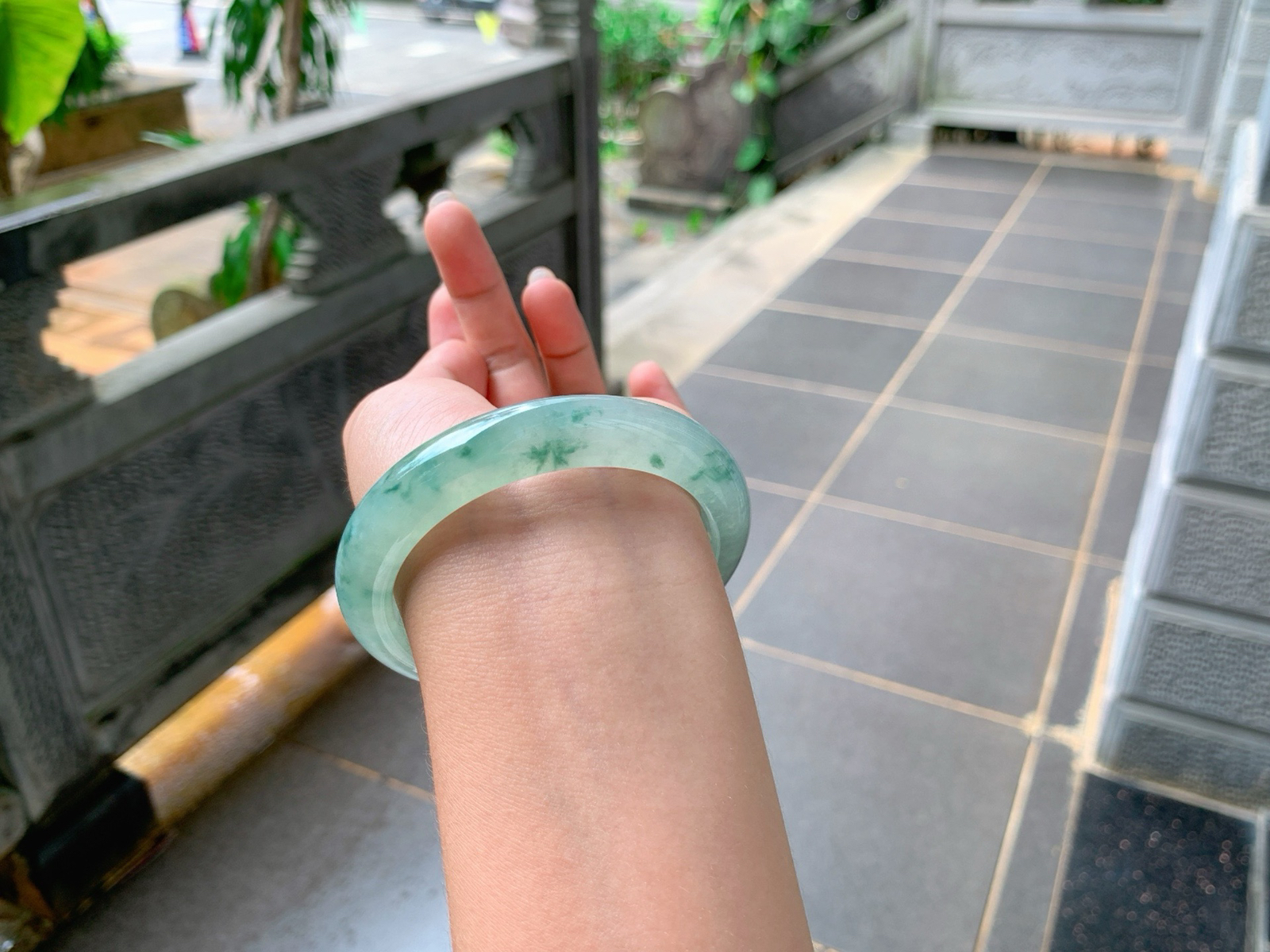 ｜58圈口
冰飘花翡翠手镯，飘绿花，清新灵动，水汪汪亮晶晶的，端庄大气