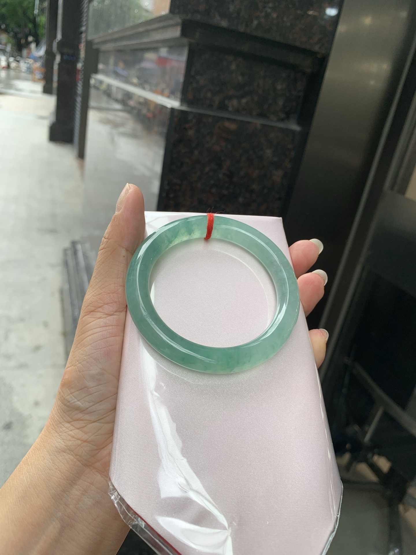 冰晴飘花圆条 55.3-9-10.2 0704-N1147 打灯细纹，底妆冰透胶润，冰晴底飘碎花，独特且直观的美，它的冰透细腻质地，成就了两种风格融合下最原始神秘气质