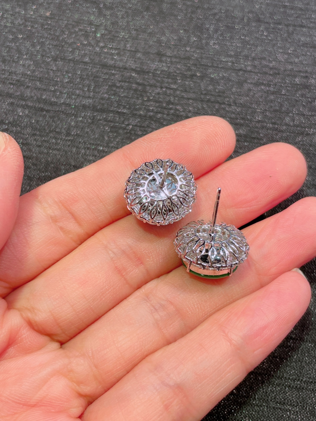 ️绿蛋面耳钉 晶莹剔透，新颖时尚，无裂，12.7-11.4-5