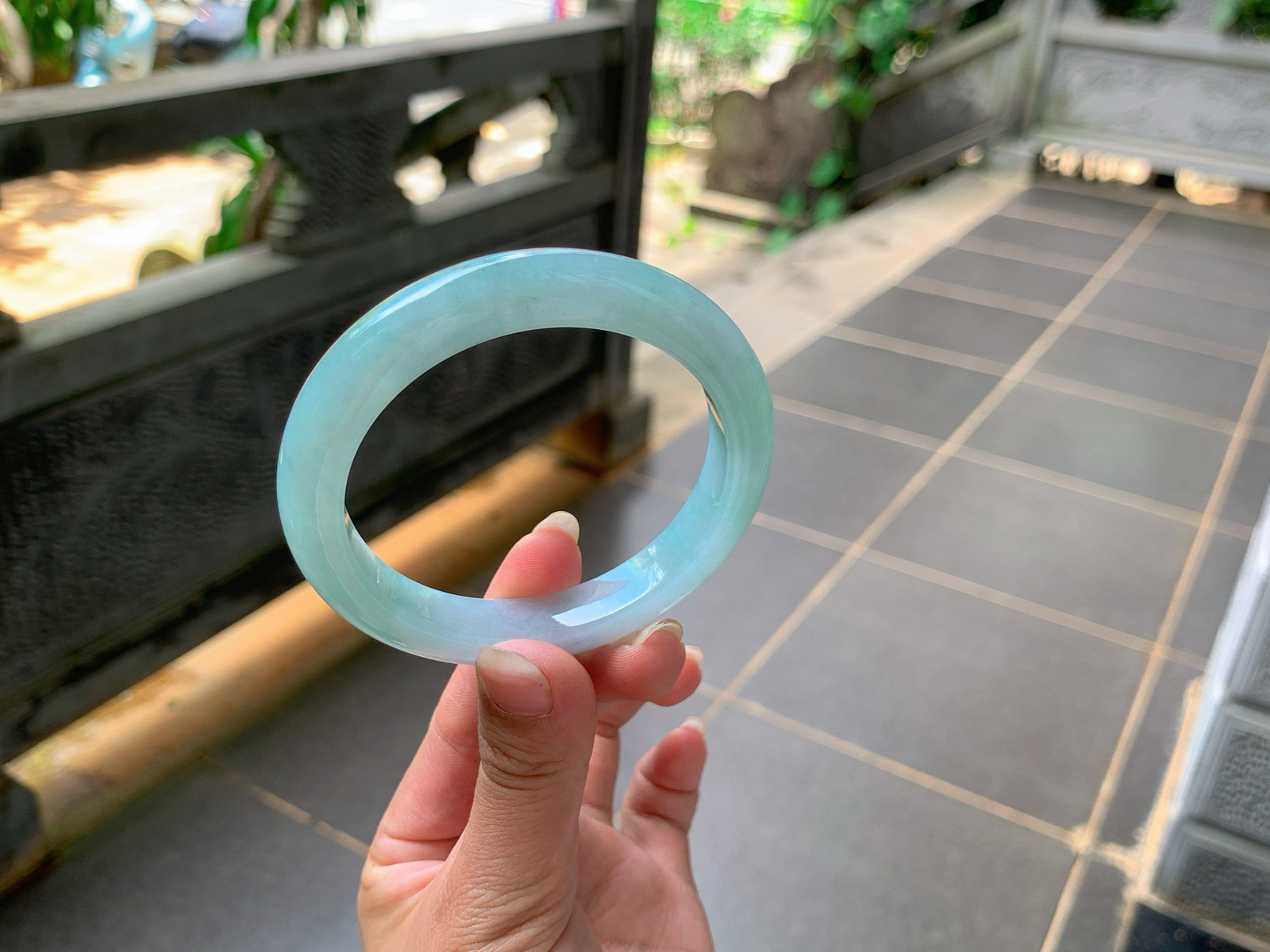 ｜56圈口
蓝晴底翡翠手镯，清新脱俗，简约而不失时尚