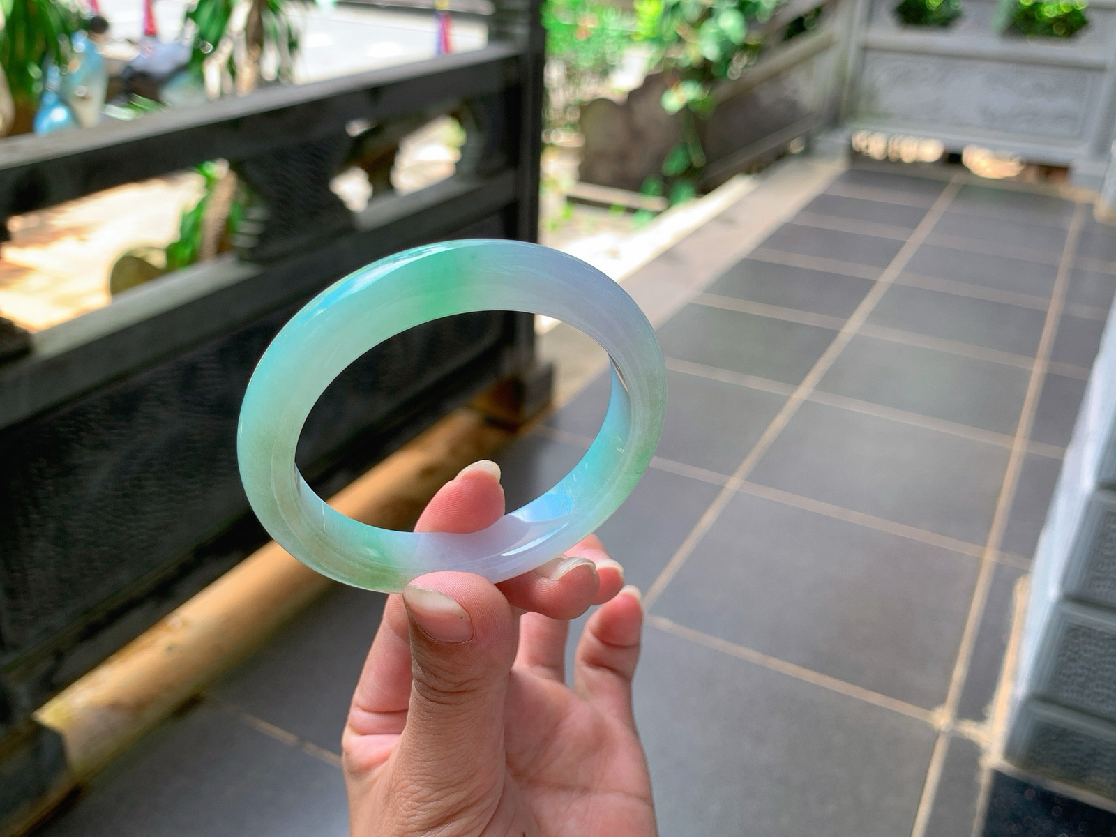 ｜55圈口
冰春彩，底子冰润细腻，胶感满满的，像果冻一样，背面如色泽沉淀后的暗雅调