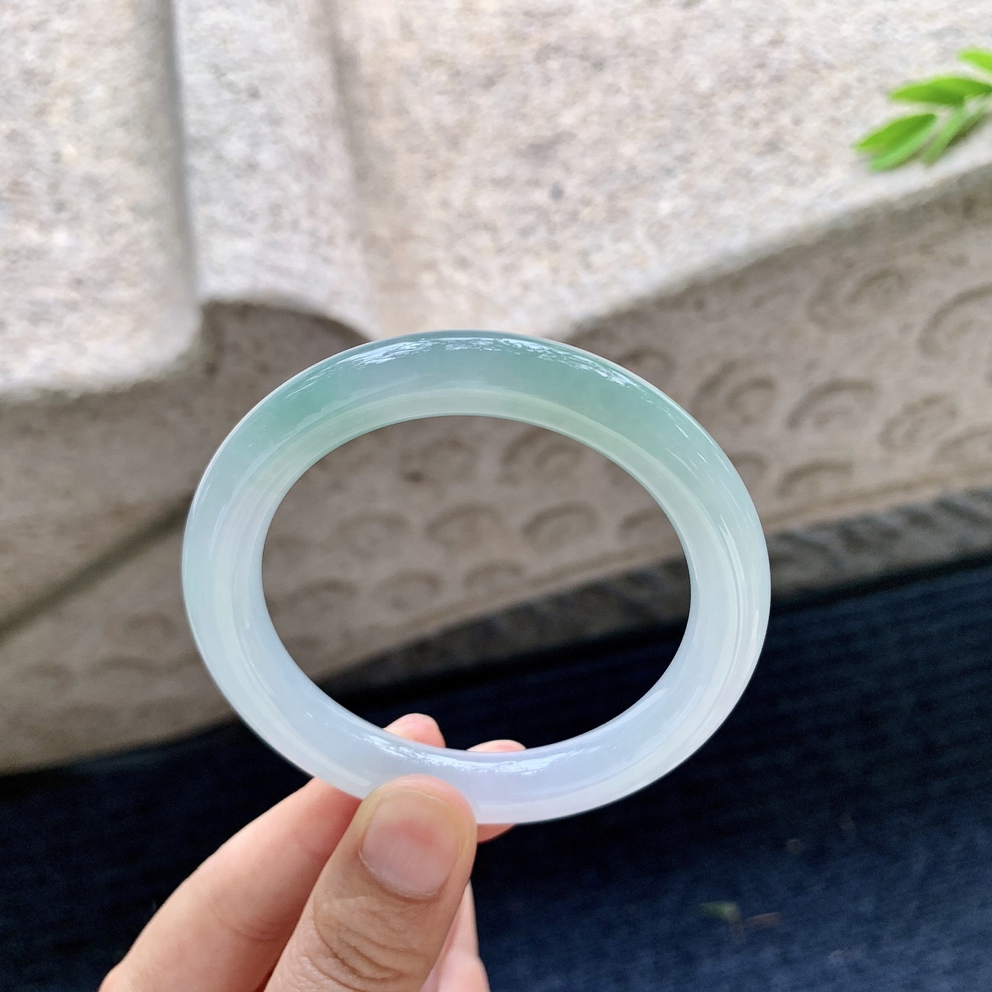 圆条52 53 【圈口】53.5/9.3/9 【编码】AD070501 【描述】细糯飘绿，水润，种老，细腻，无裂
