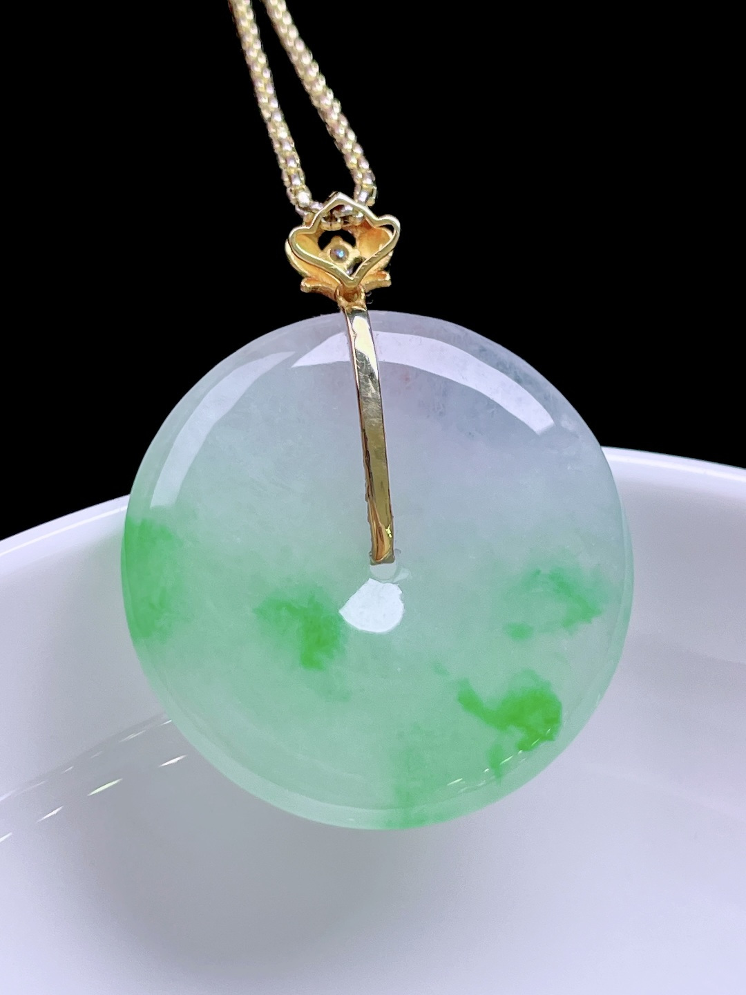 冰飘绿花平安扣 花色灵动，种老水润，18k金镶嵌 整体：33 裸石：26.3/4.2