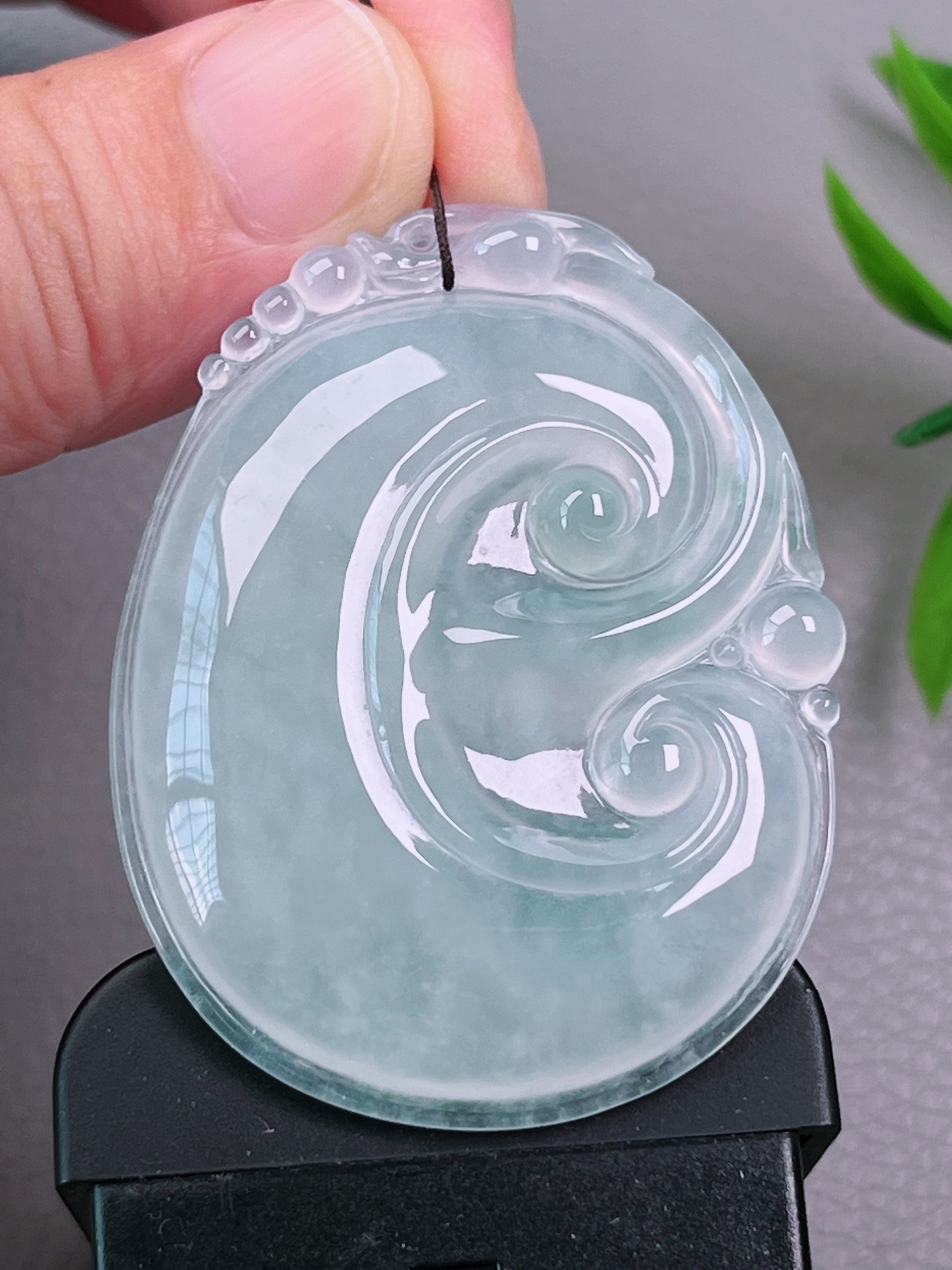 高冰大如意，无裂，种水油洁，冰透水润，起荧光，尺寸：52.5-40.4-5.9