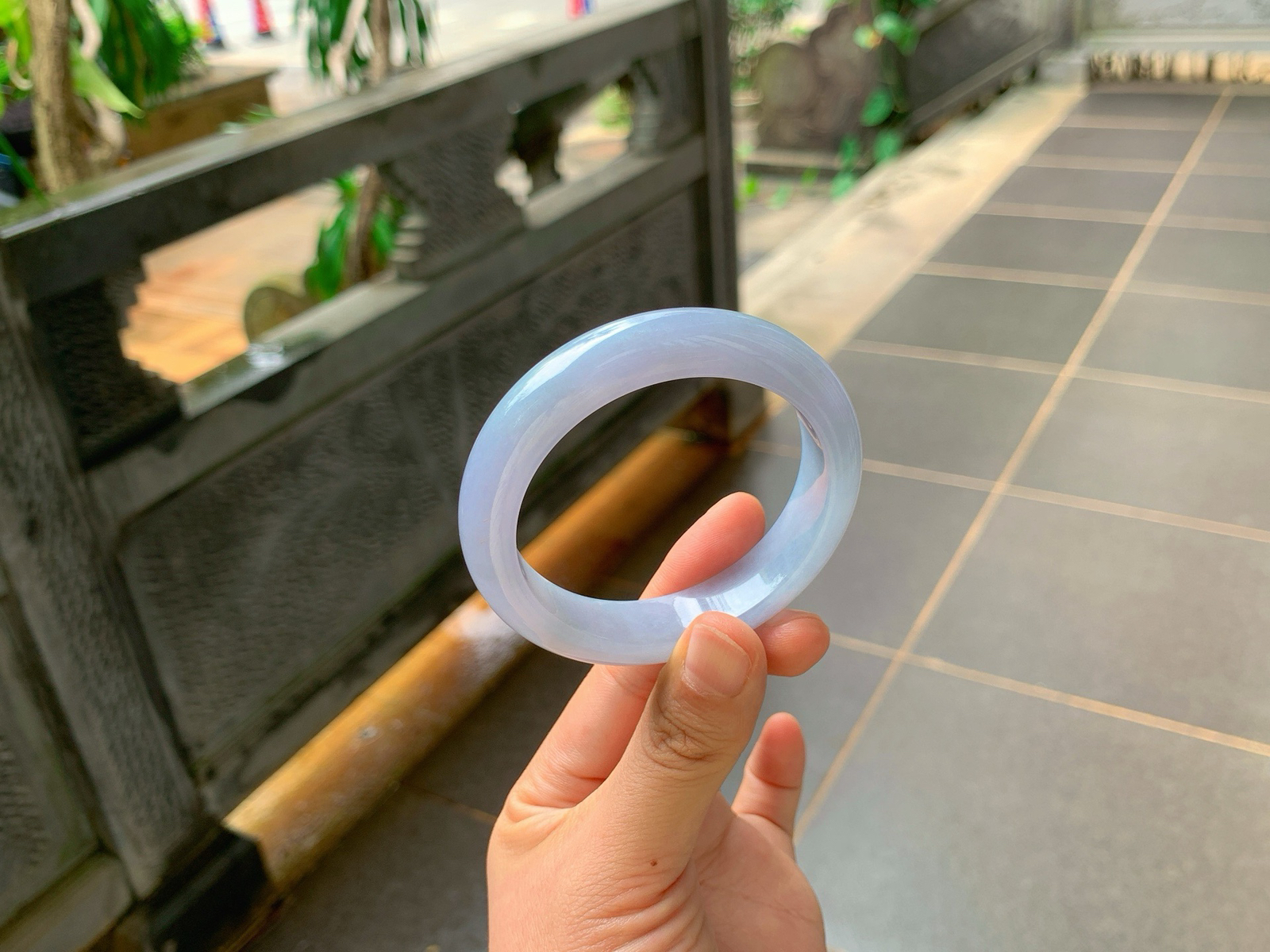 ️｜52圈口
春色翡翠手镯，整体属于清爽耐看的冰紫优质翡翠镯，种水舒服、颜色柔和，上手自带清冷温婉的仙气感，