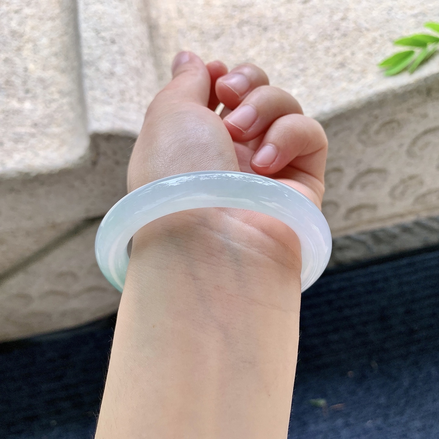 圆条52 53 【圈口】53.5/9.3/9 【编码】AD070501 【描述】细糯飘绿，水润，种老，细腻，无裂