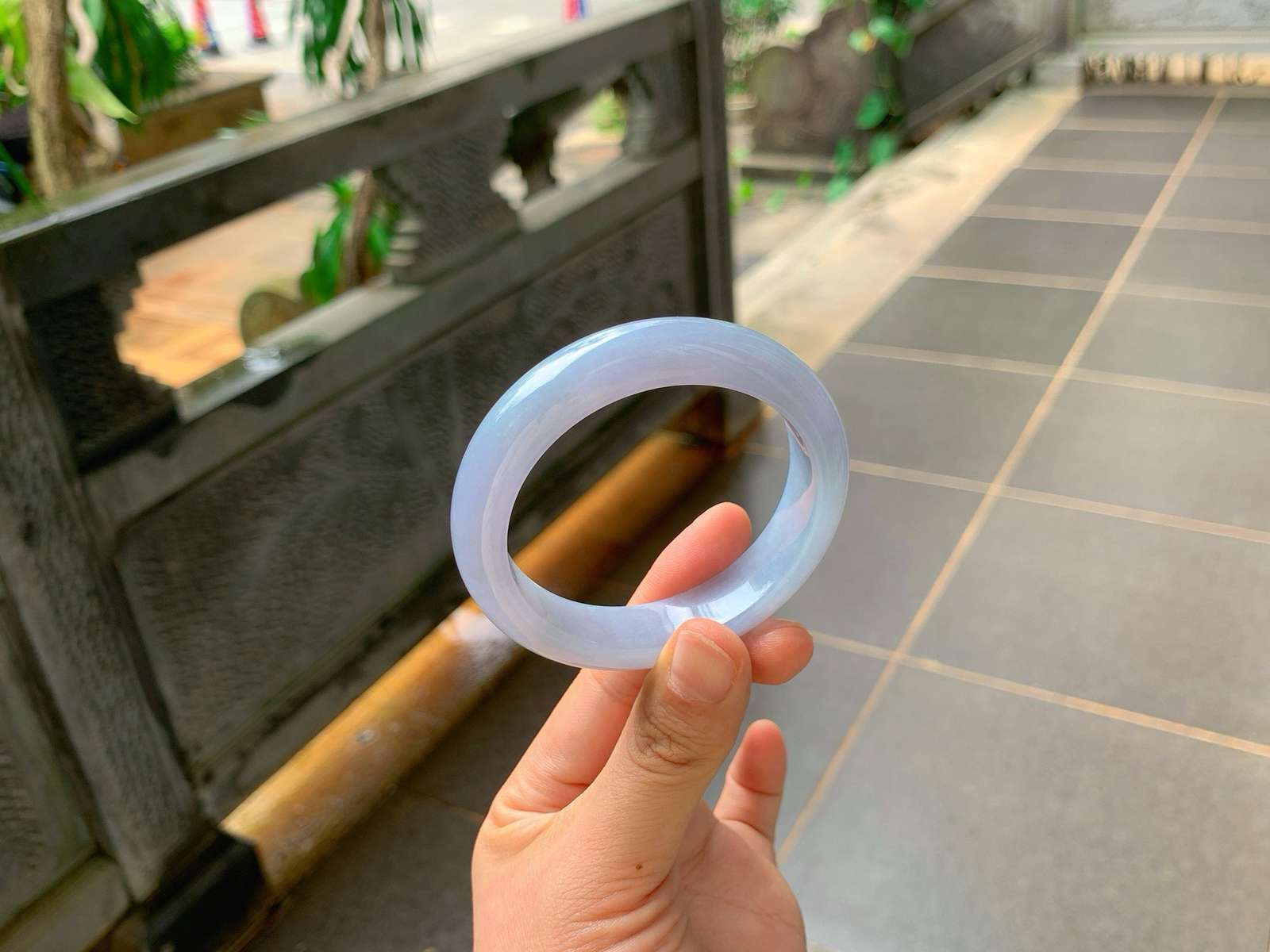 ️｜52圈口
春色翡翠手镯，整体属于清爽耐看的冰紫优质翡翠镯，种水舒服、颜色柔和，上手自带清冷温婉