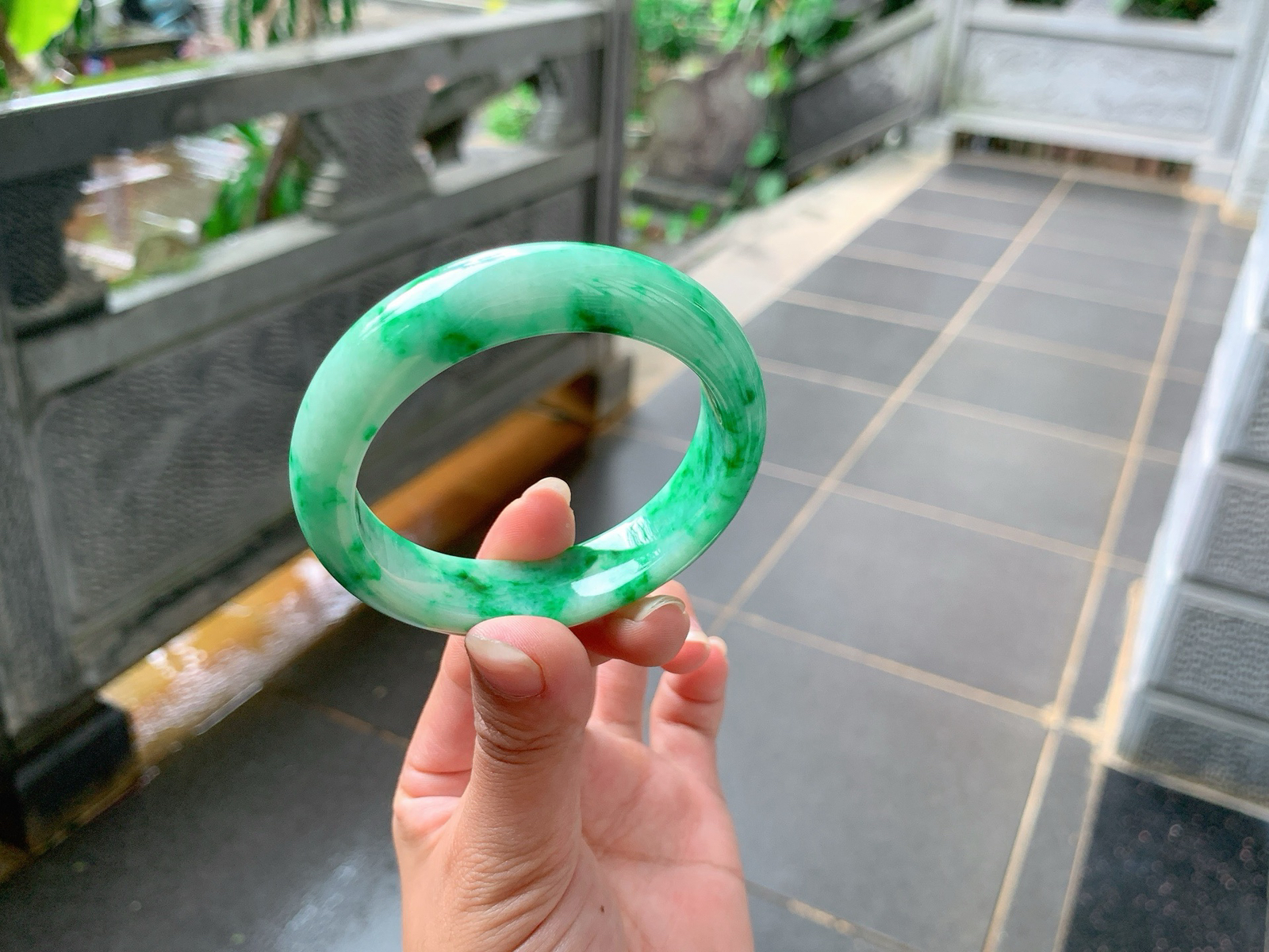 ｜53圈口
满色飘阳绿花，色正色阳，飘逸大气，富贵气息满满，
