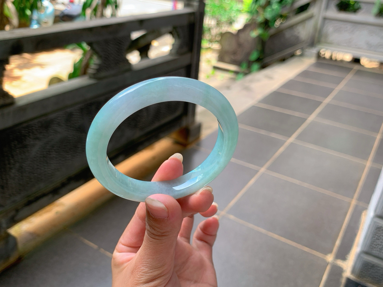 ｜56圈口
蓝晴底翡翠手镯，清新脱俗，简约而不失时尚